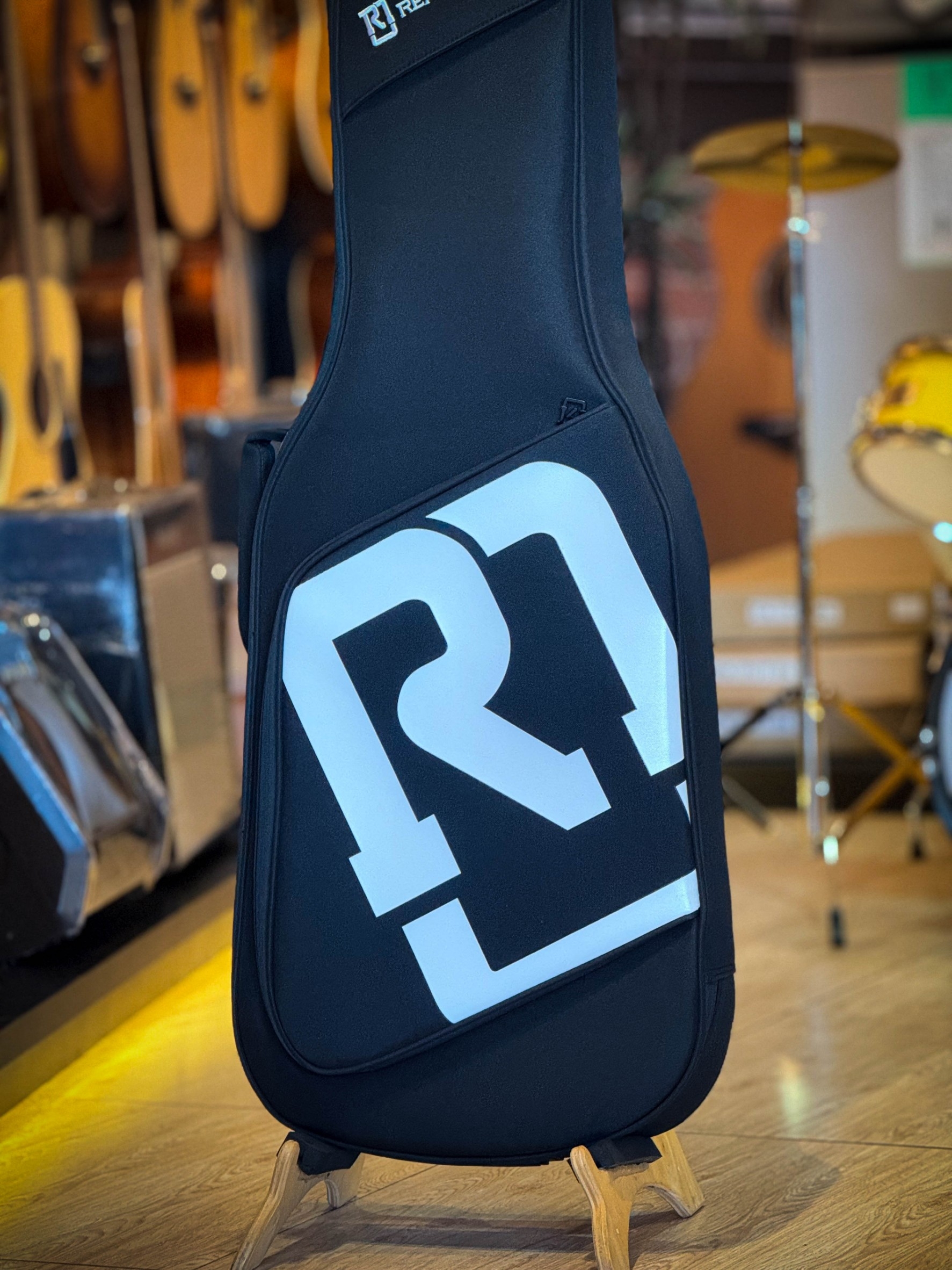 ซอฟเคสเบส Real Mission รุ่นผ้า ดำ/เทา ฟองน้ำหนามาก 20 มิล กระเป๋ากีต้าร์เบส มีหมอนรองคอ - ป้องกันการกระแทกอย่างดี