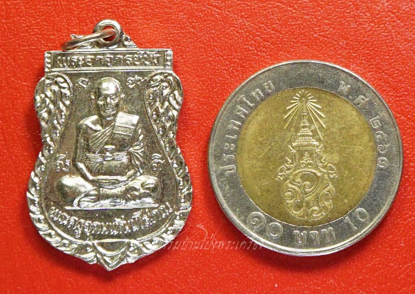 พระอาจารย์บัว วัดเขาแดน ที่ระลึกงานปิดทองฝังลูกนิมิต ปี๒๕๔๔ เนื้อกะไหล่เงิน(องค์ที่4)