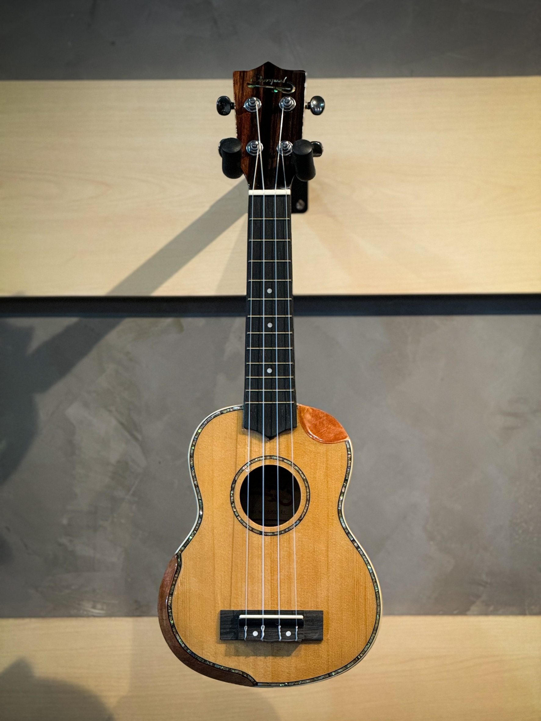 อูคูเลเล่ไฟฟ้า Top solid Overspeed รุ่น A-KYS-21 / A-KYS-24 หน้าไม้แท้ ไซส์ Soprano / Concert พร้อม กระเป๋า / ปิ๊ก / ที่เก็บปิ๊ก