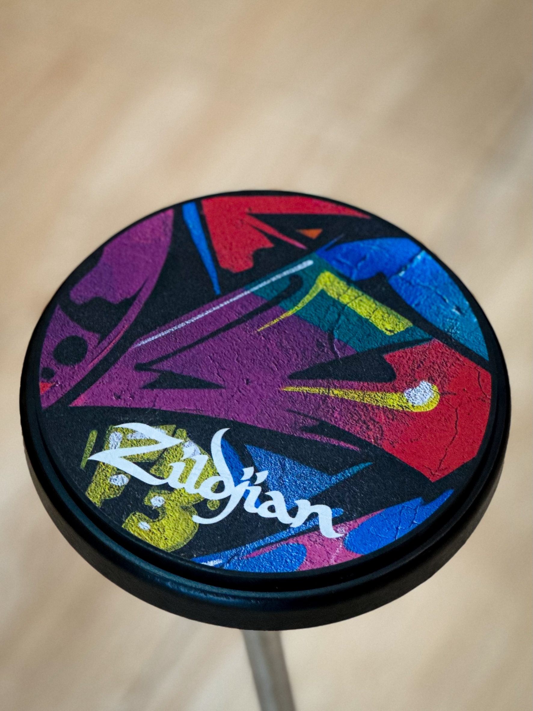 แป้นซ้อมกลอง Zildjian® Graffiti Practice Pad ขนาด 6 นิ้ว (15.24 ซม.) แป้นแบบซิลิโคน ด้านล่างมีฐานกันลื่น พกพาสะดวก