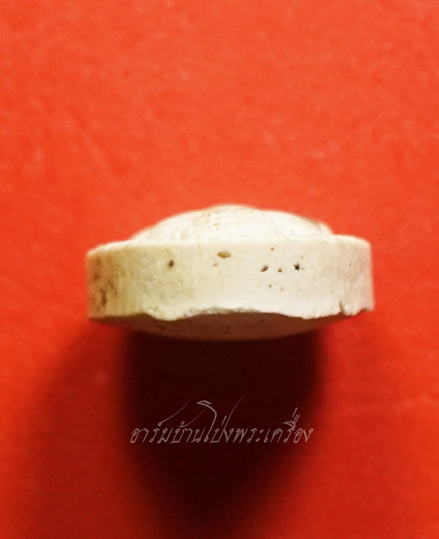 หลวงปู่แผ้ว วัดกำแพงแสน พระผงปิดตาจิ๋ว ออกงานปิดทอง ปี๒๕๕๐ เนื้อผงสีขาว ฝังตะกรุด(องค์ที่2)