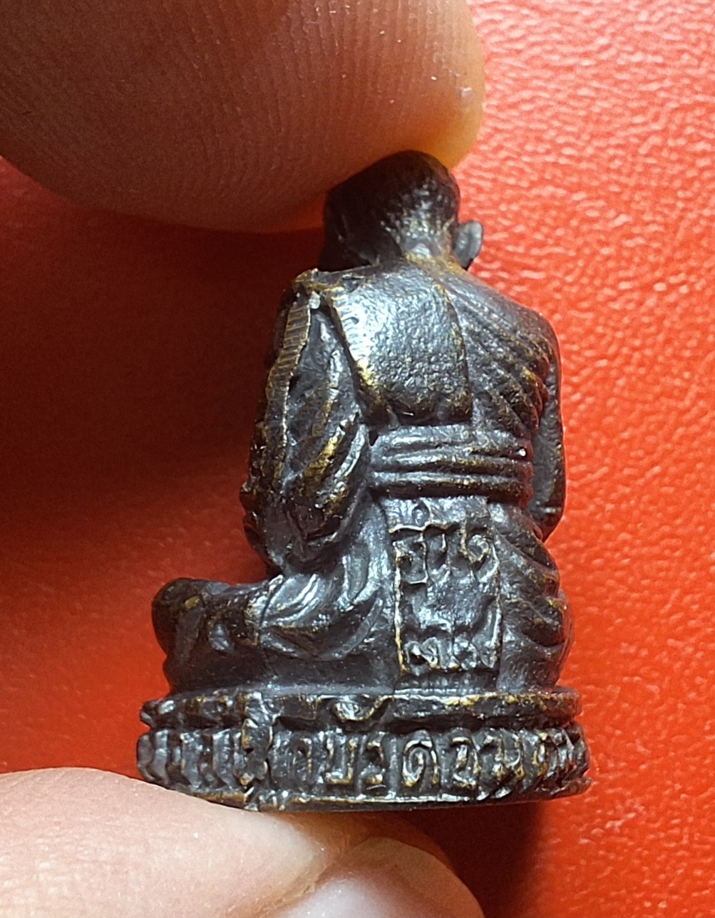 หลวงพ่อแกละ วัดลำลูกบัว รูปหล่อ รุ่น๑ ปี๒๕๓๙ เนื้อทองเหลืองรมดำ(องค์ที่1)