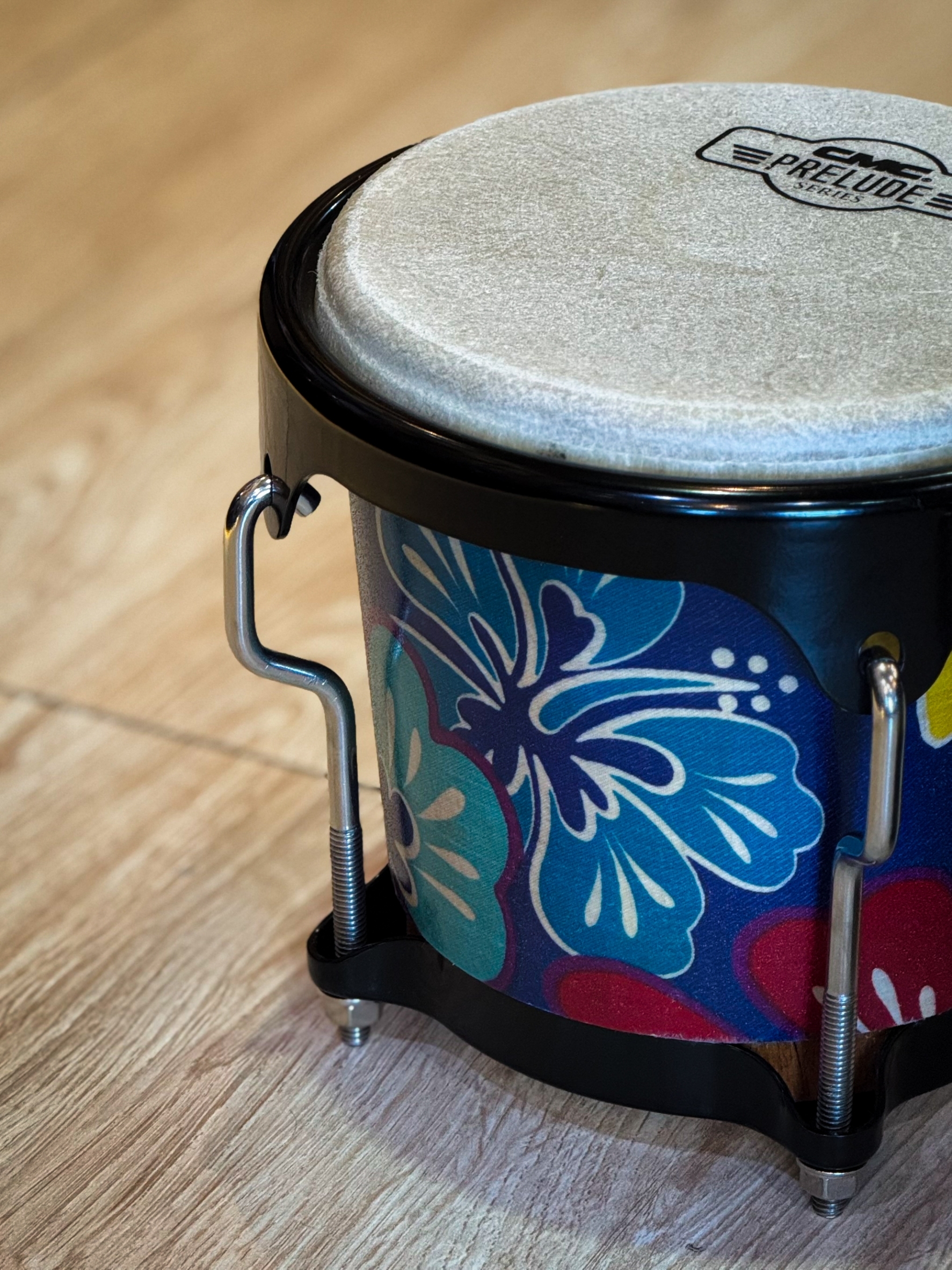 กลองบองโก้ CMC CM404 ลายดอกฟ้า 072 อะไหล่ดำ พร้อมขาตั้ง