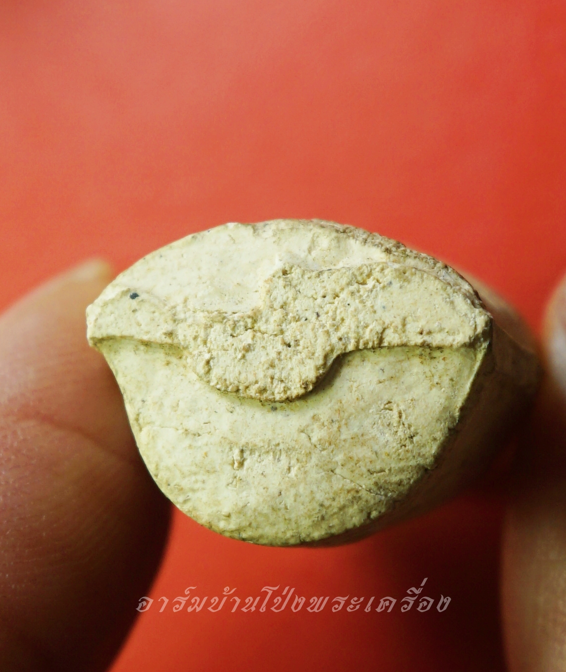 หลวงพ่อคูณ วัดบ้านไร่ นิ้วโป้งจำลอง ลงอักขระยันต์ ปี๒๕๓๖ เนื้อผง(องค์ที่2)