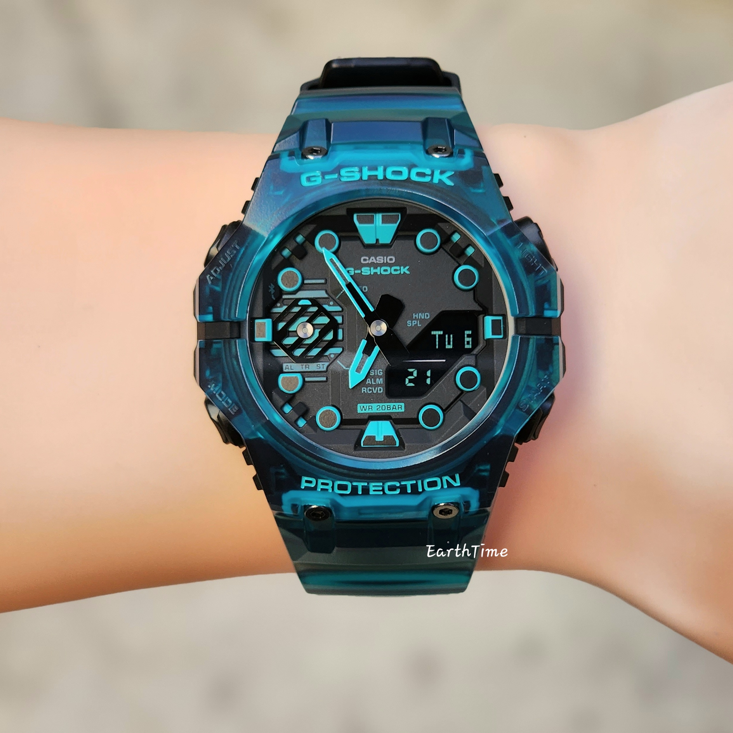 GA-B001G-2A l Carbon Core Guard and Bluetooth l GA-B001 Series l G-SHOCK