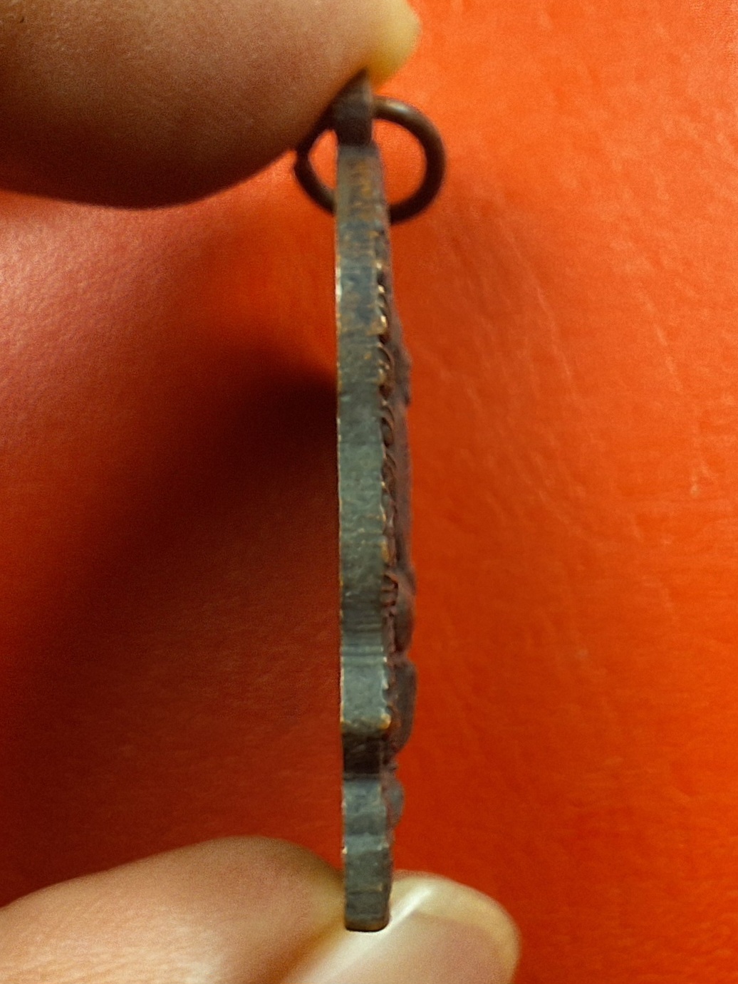 หลวงพ่อเกษม สุสานไตรลักษณ์ เหรียญนั่งพาน รุ่นบารมีท่วมท้น ปี๒๕๓๖ เนื้อทองแดงรมดำ(องค์ที่1)