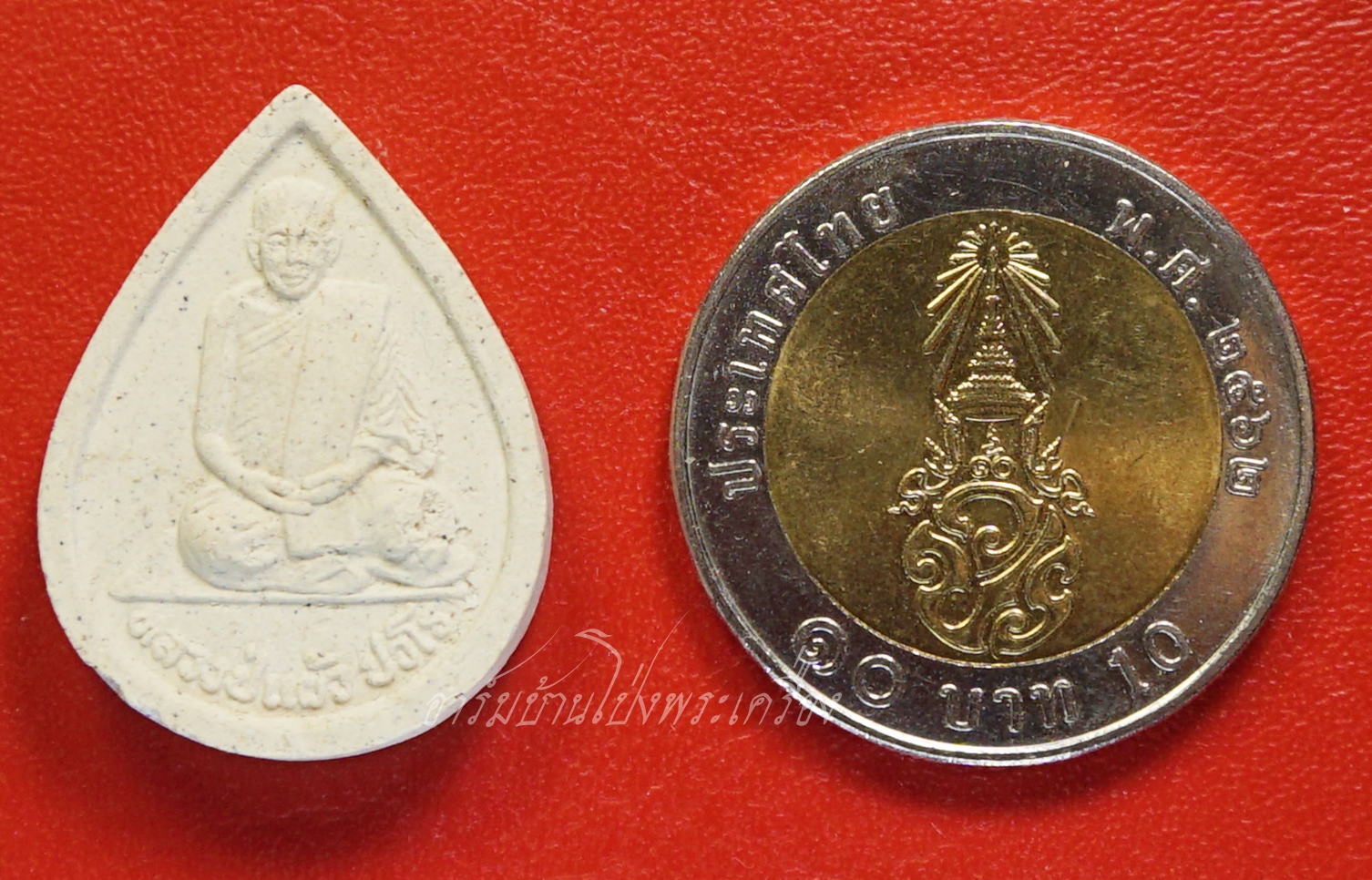 หลวงปู่แผ้ว วัดกำแพงแสน พระผงหยดน้ำ ยุคต้น ออกปี๒๕๔๑ รูปเหมือนนั่งพับเพียบ เนื้อผงสีขาว(องคที่4)