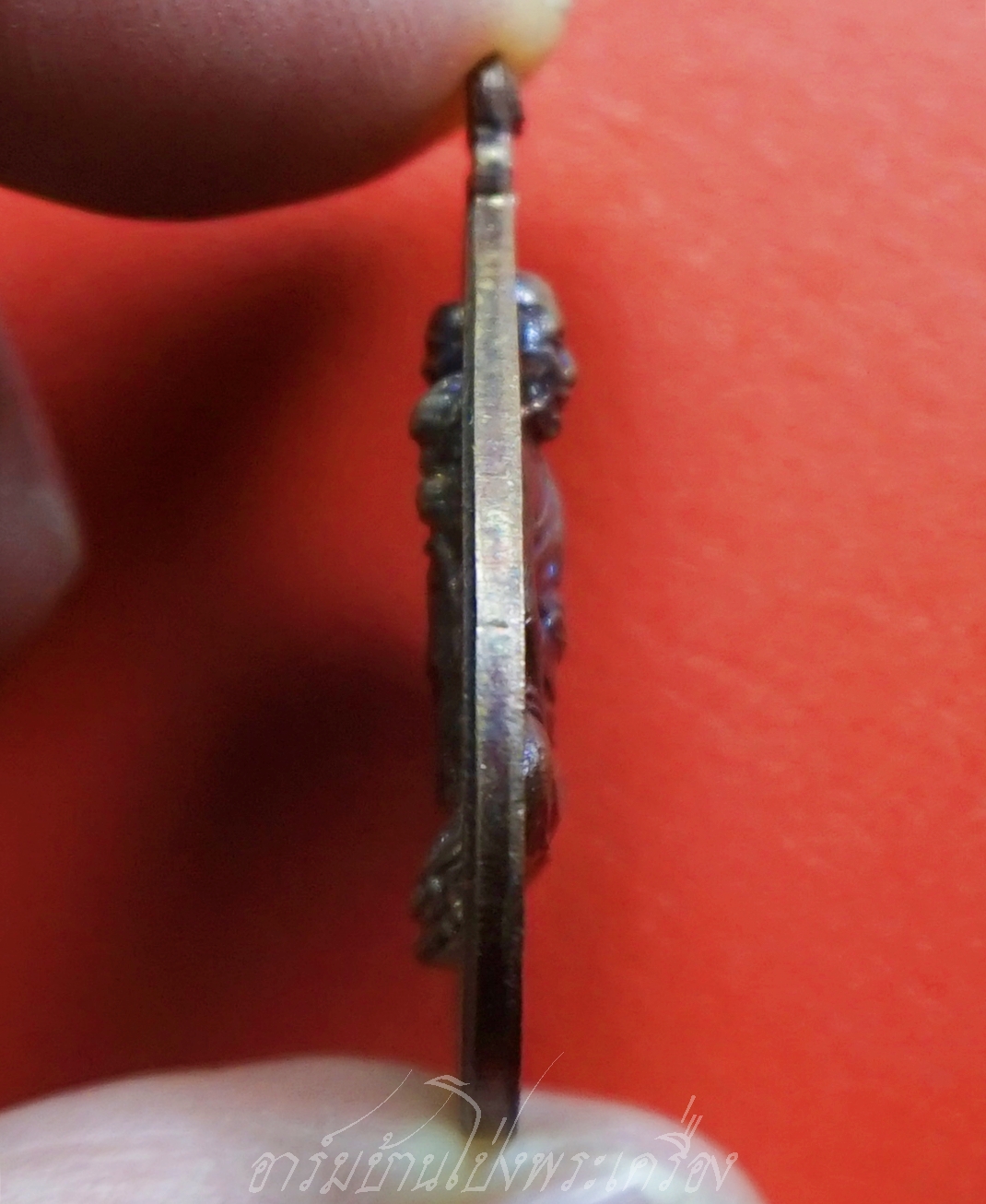 หลวงปู่ทวด ยืนมั่นคง ด้านหลัง หลวงปู่ดู่ พรหมปัญโญ วัดแม่ตะไคร้ จ.เชียงใหม่ รุ่นทานบารมี๑ ปี๒๕๕๔ ยิงโค๊ตเลเซอร์หมายเลข31108 เนื้อทองแดงรมดำ(องค์ที่3