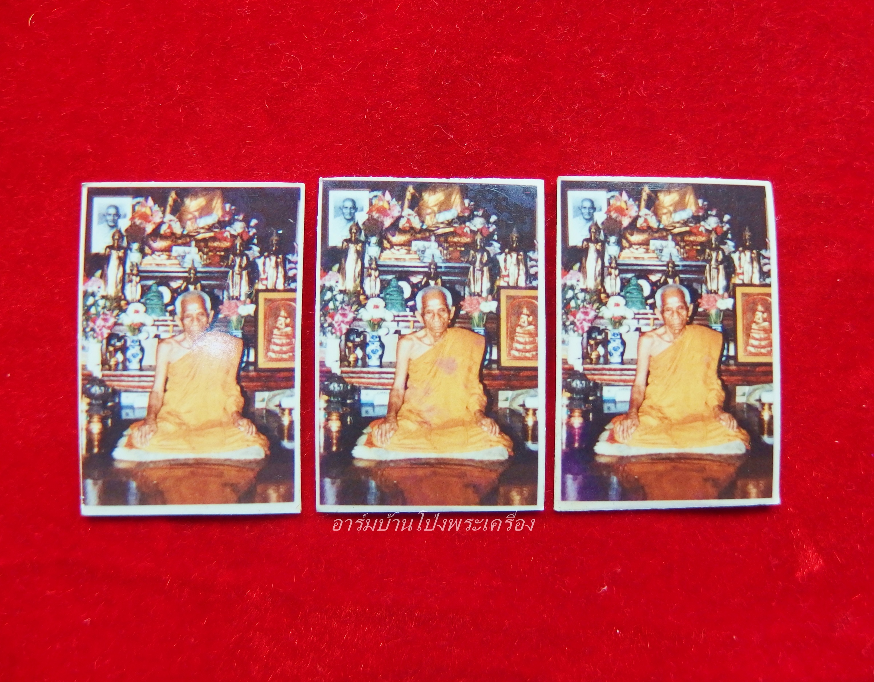 หลวงปู่ม่วง วัดยางงาม รูปถ่าย ขนาดห้อยคอ หลังปั๊มตรายาง จำนวน 3 ใบ(ชุดที่2)
