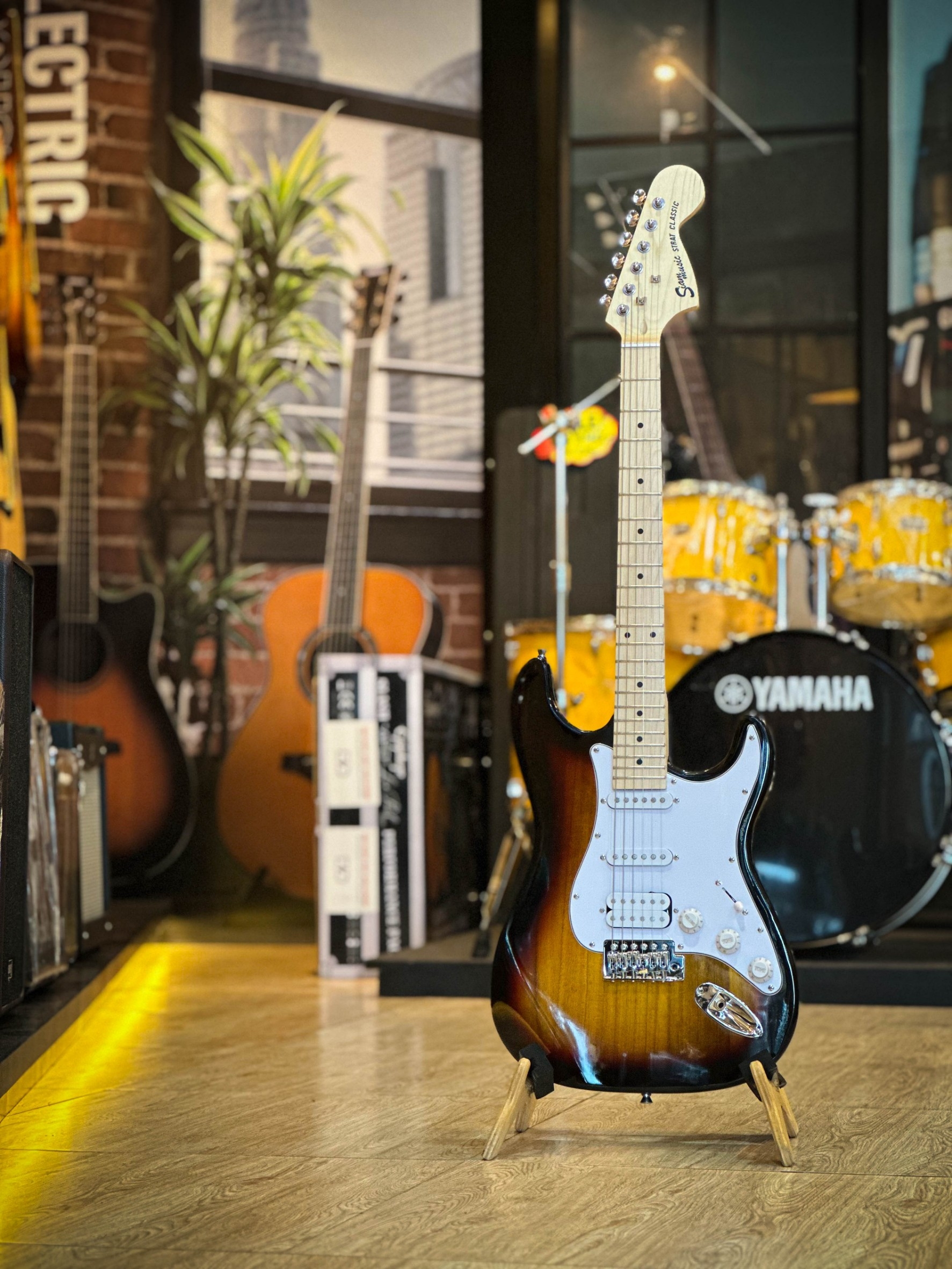 กีต้าร์ไฟฟ้า Siam music SM-02-F คอขาว สีซันเบิร์ส ปิ๊กอัพ HSS พร้อมเซต ตู้แอมป์ DE-20 ฟรี กระเป๋า สายแจ็ค ปิ๊ก2อัน