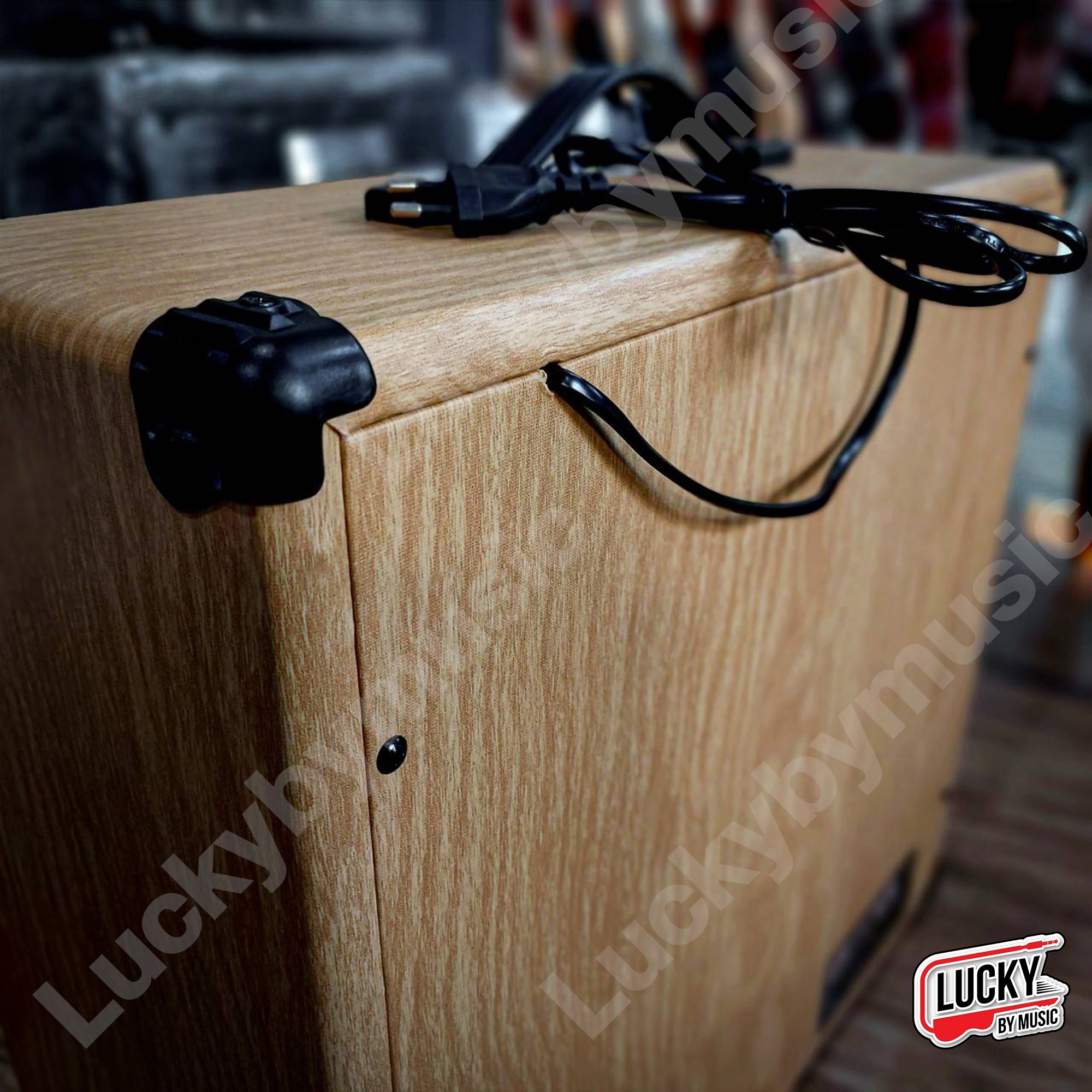 แอมป์กีต้าร์ไฟฟ้า Mr.7 รุ่น AGL-60 สีดำ/ไม้ สีไม้ กำลังขับ 60 วัตต์เต็ม ดอกลำโพง 10 นิ้ว มีเสียงแตก พร้อมเอฟเฟคในตัว แอมป์กีตาร์