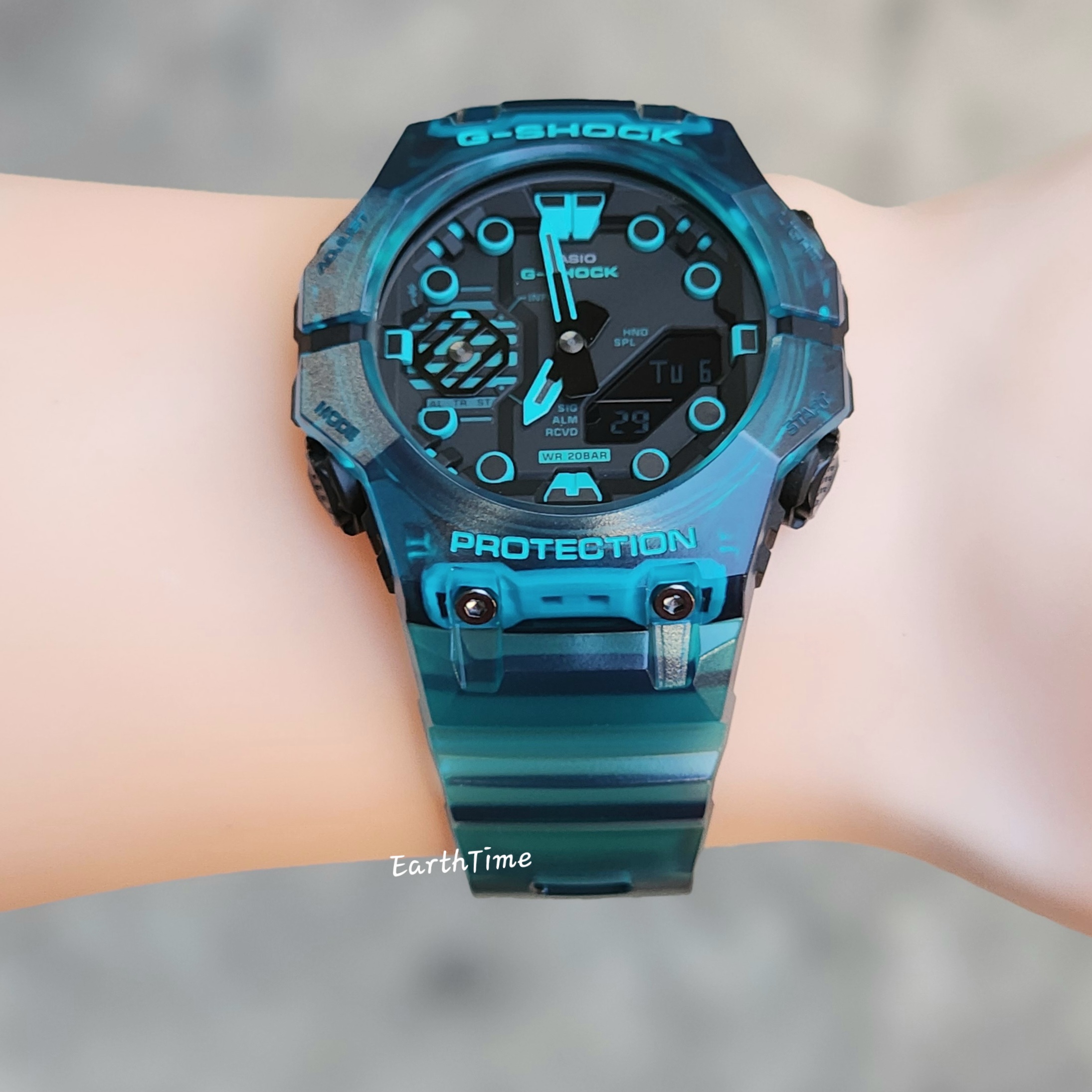 GA-B001G-2A l Carbon Core Guard and Bluetooth l GA-B001 Series l G-SHOCK