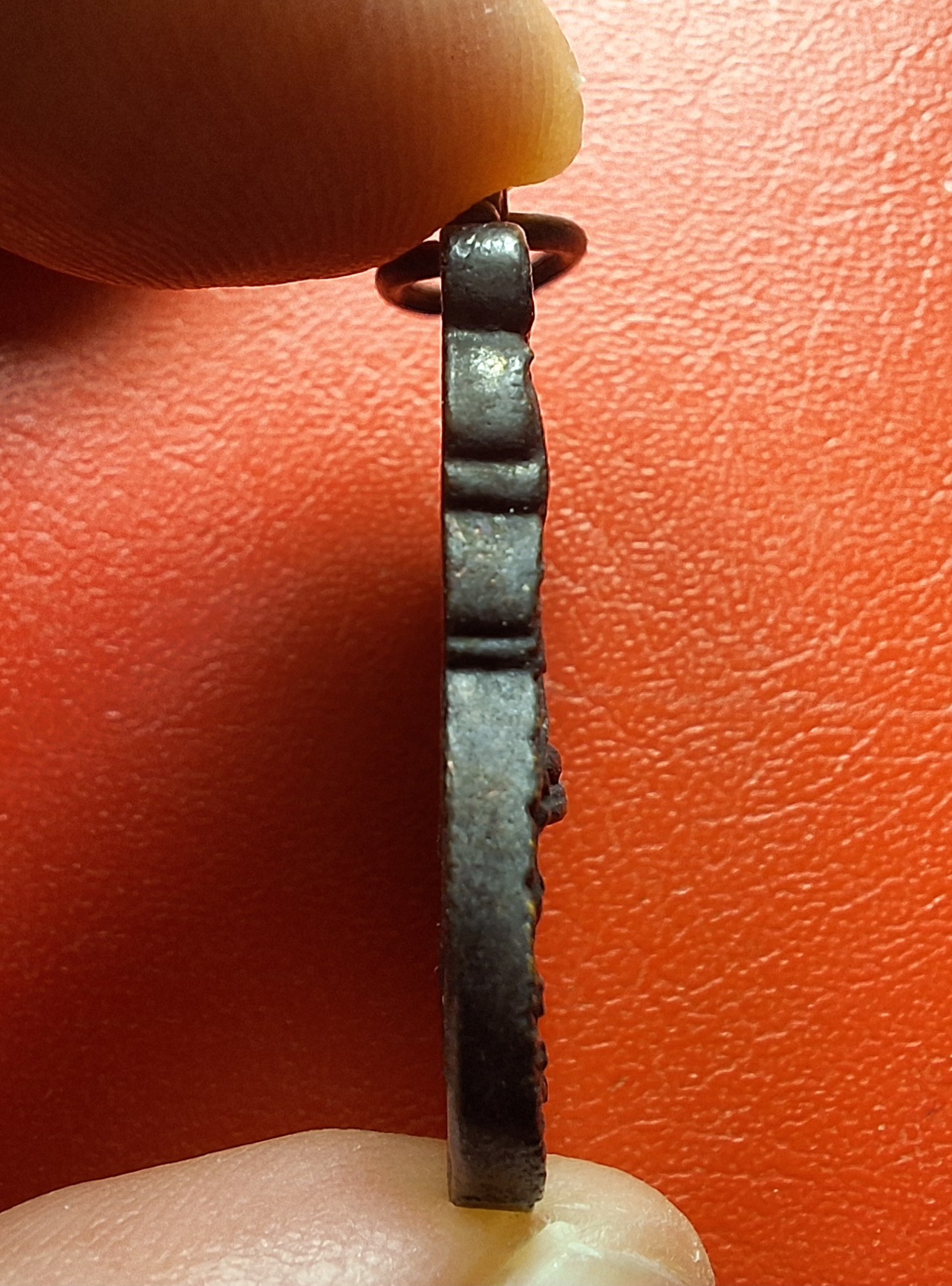 หลวงพ่อพุฒ วัดกลางบางพระ เหรียญหล่อนั่งปืน เนื้อทองแดง(องค์ที่2)