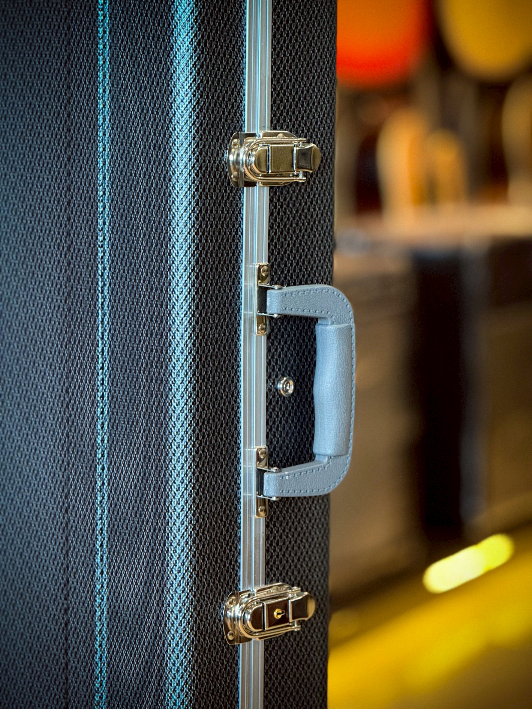 Duracase Hard case ฮาร์ดเคสเบส ลายคาร์บอน ภายในพรม สีดำ ตัวล็อคแน่นหนา วัสดุแข็งแรง ใส่เบสทรงมาตรฐานได้หลายทรง