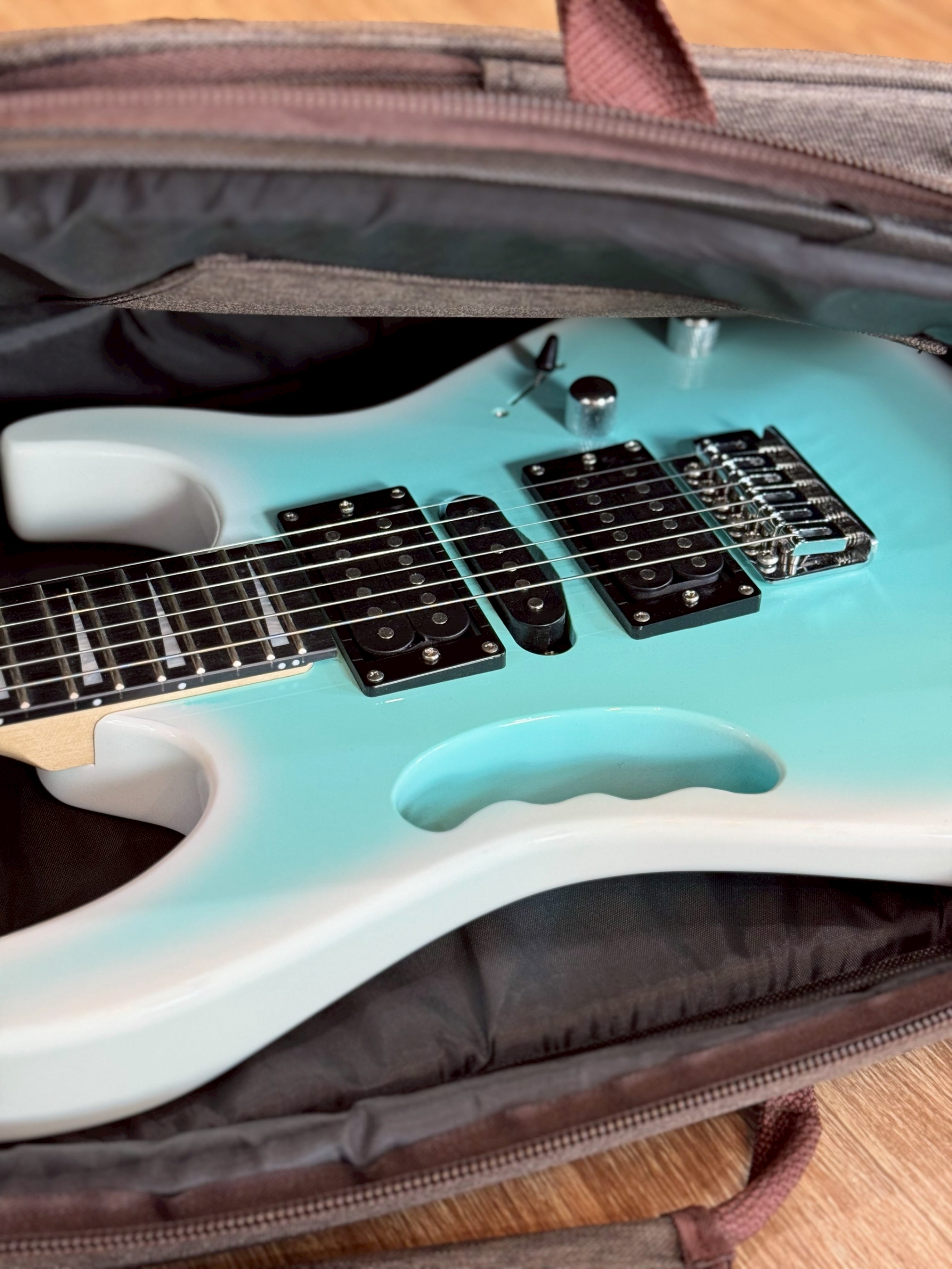 กระเป๋ากีตาร์ไฟฟ้า Takane ผ้ายีนส์ ซอฟเคสกีตาร์ไฟฟ้า สีน้ำตาล 12 มิล บุฟองน้ำหนากันกระแทกอย่างดี