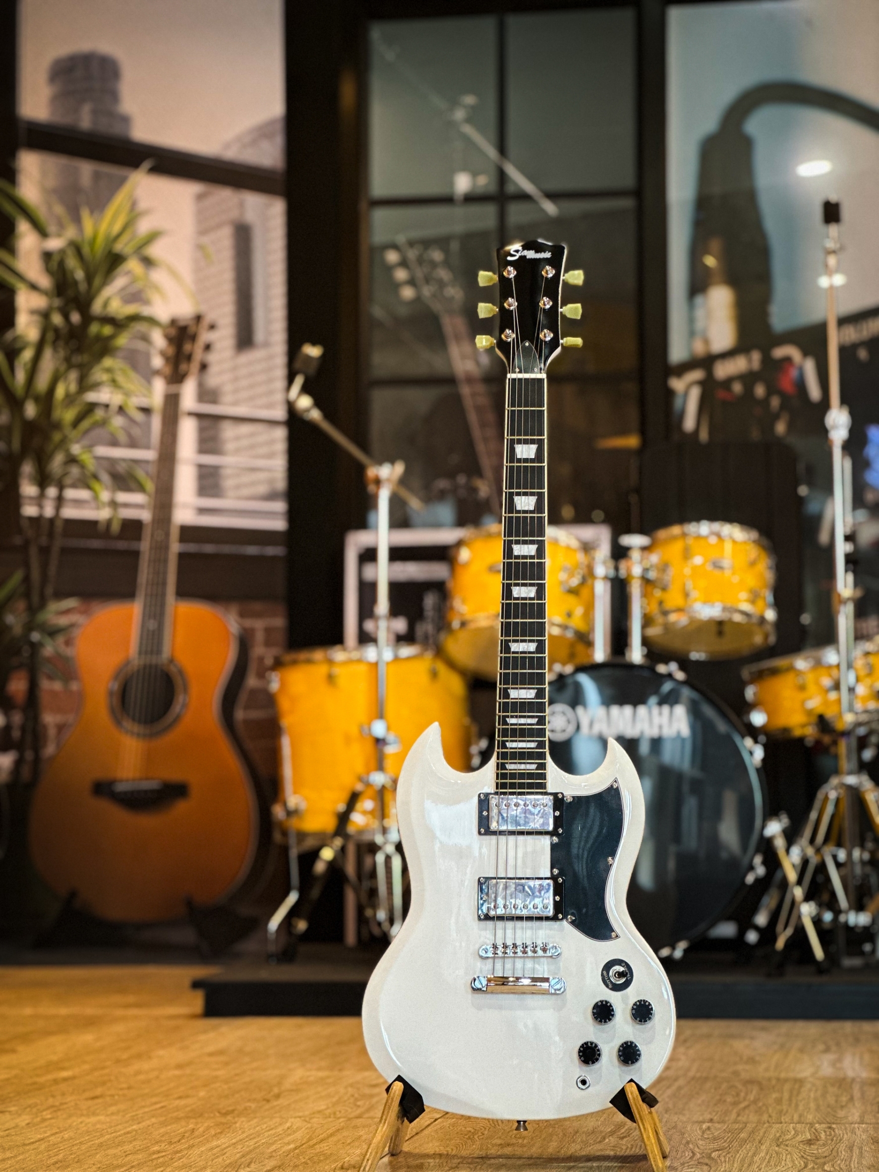 กีต้าร์ไฟฟ้า Siam Music ทรง SG ปิ๊กอัพ HH สีขาว กีตาร์ไฟฟ้า [ กระเป๋า+ปิ๊ก2อัน+สายแจ็ค+ประแจ]