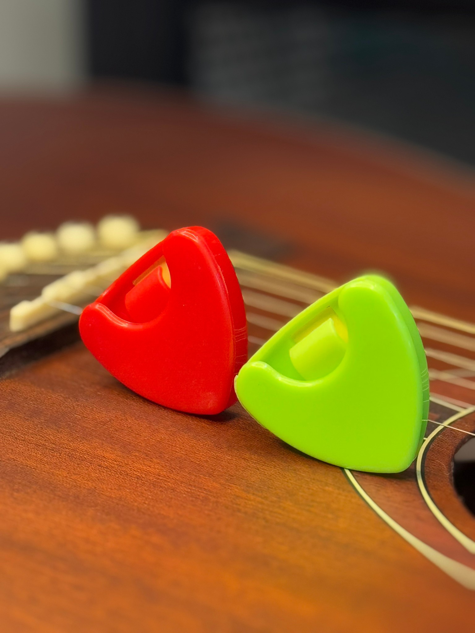 ที่เก็บปิ๊กกีต้าร์ แบบทรงหยดน้ำ / แบบทรงสามเหลี่ยม (สินค้า 1 ชิ้น) มีหลายสี ใช้งานง่าย พกพาสะดวก