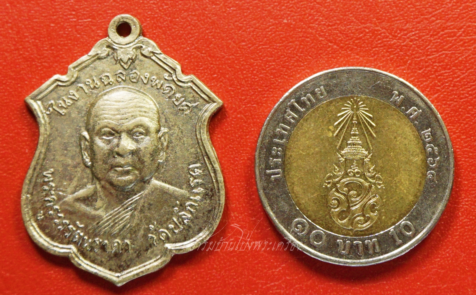 หลวงพ่อฮึ่ม วัดปลักแรด รุ่นสอง ปี๒๕๑๓ เนื้อกะไหล่เงิน(องค์ที่3)