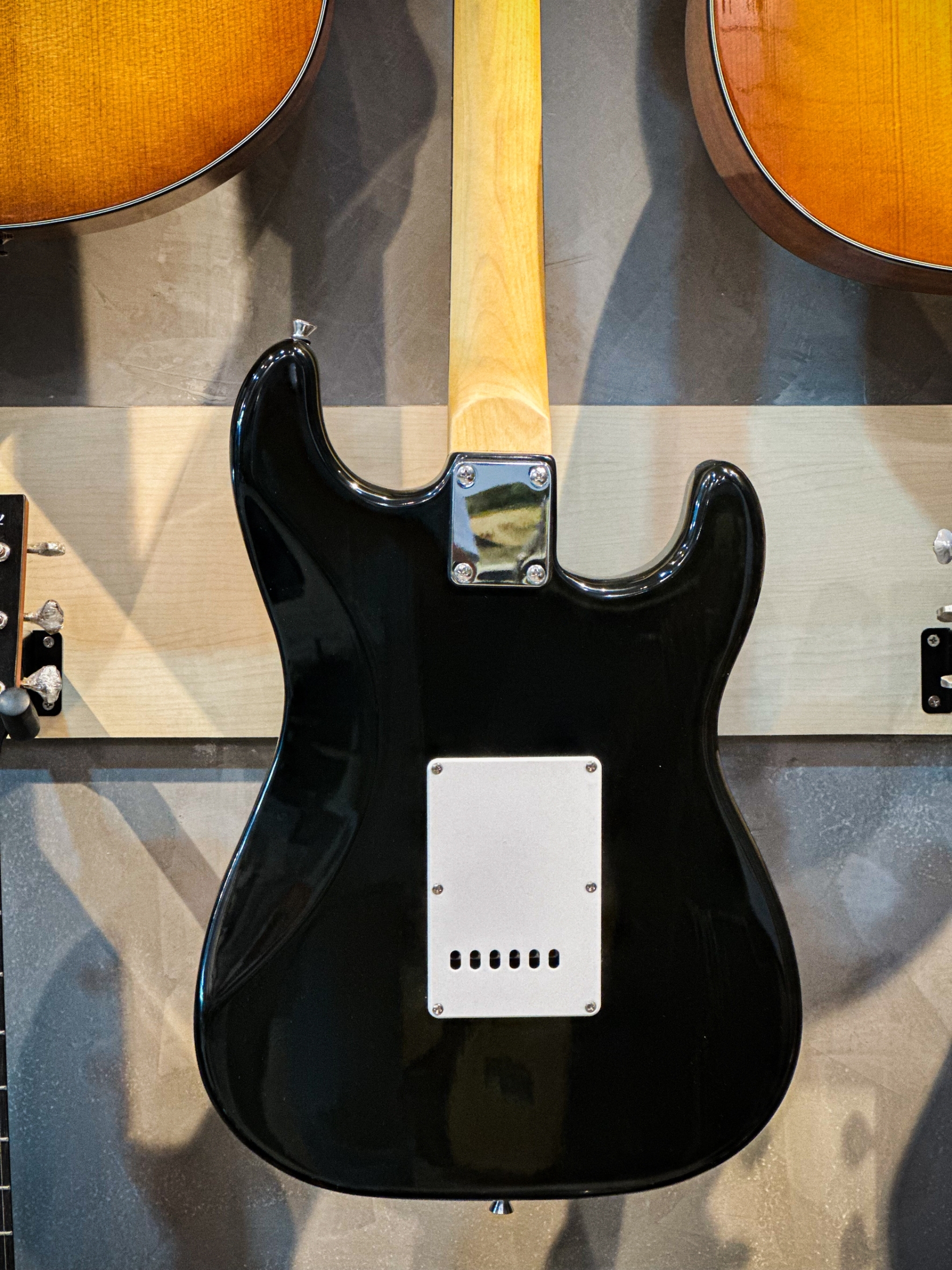 กีต้าร์ไฟฟ้า Smiger สำหรับมือซ้าย ปิ๊กอัพ SSS Guitat Left ทัชชิ่งดี จับง่าย พร้อม กระเป๋า ปิ๊ก2อัน สายแจ็ค