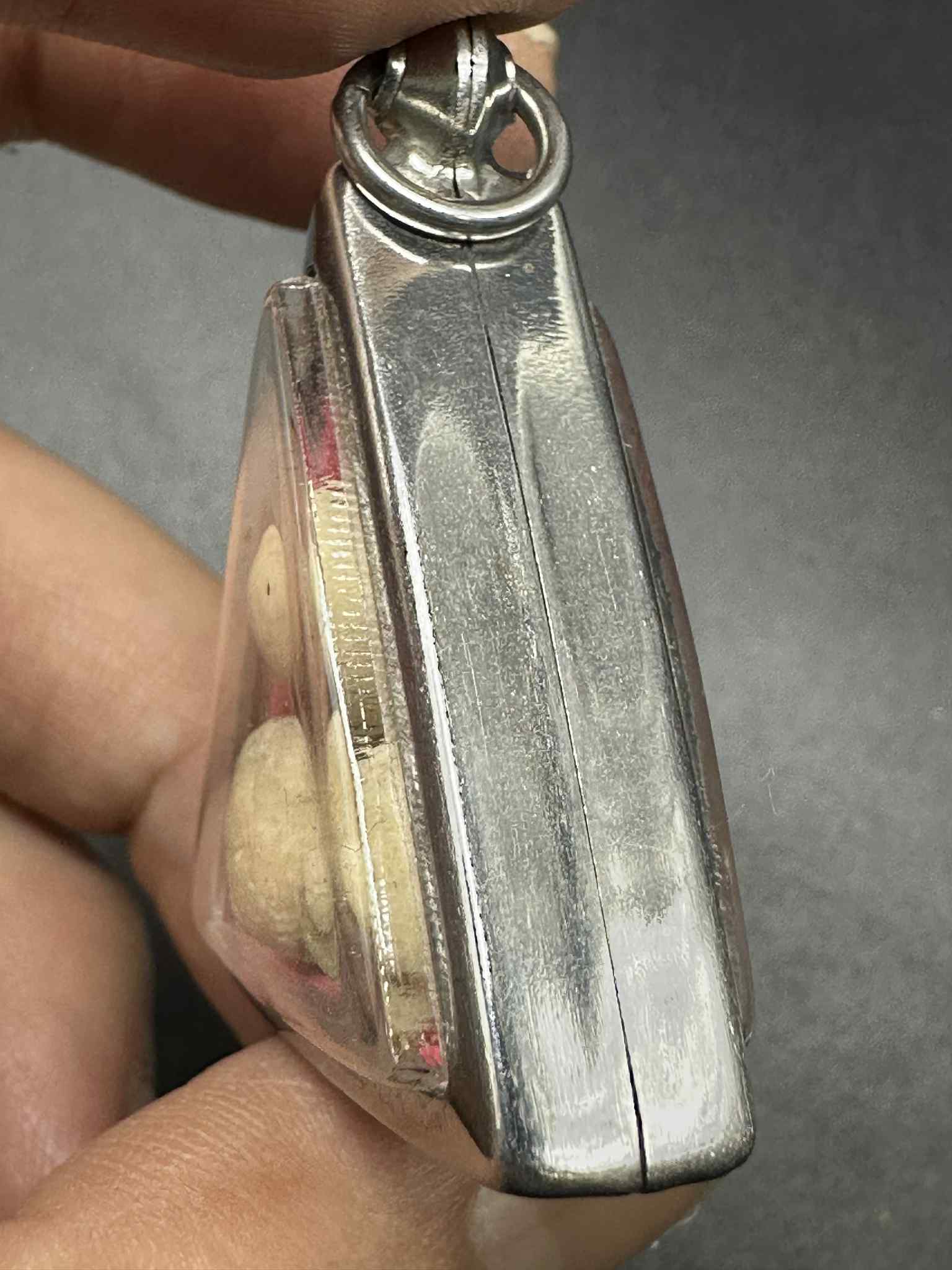 42.ลูกอมสมเด็จหลวงพ่อสงวน วัดใหม่พันมือ สามเม็ดพร้อมกรอบเงินสามเหลี่ยม พันสายสิญจน์หลวงพ่อสงวน