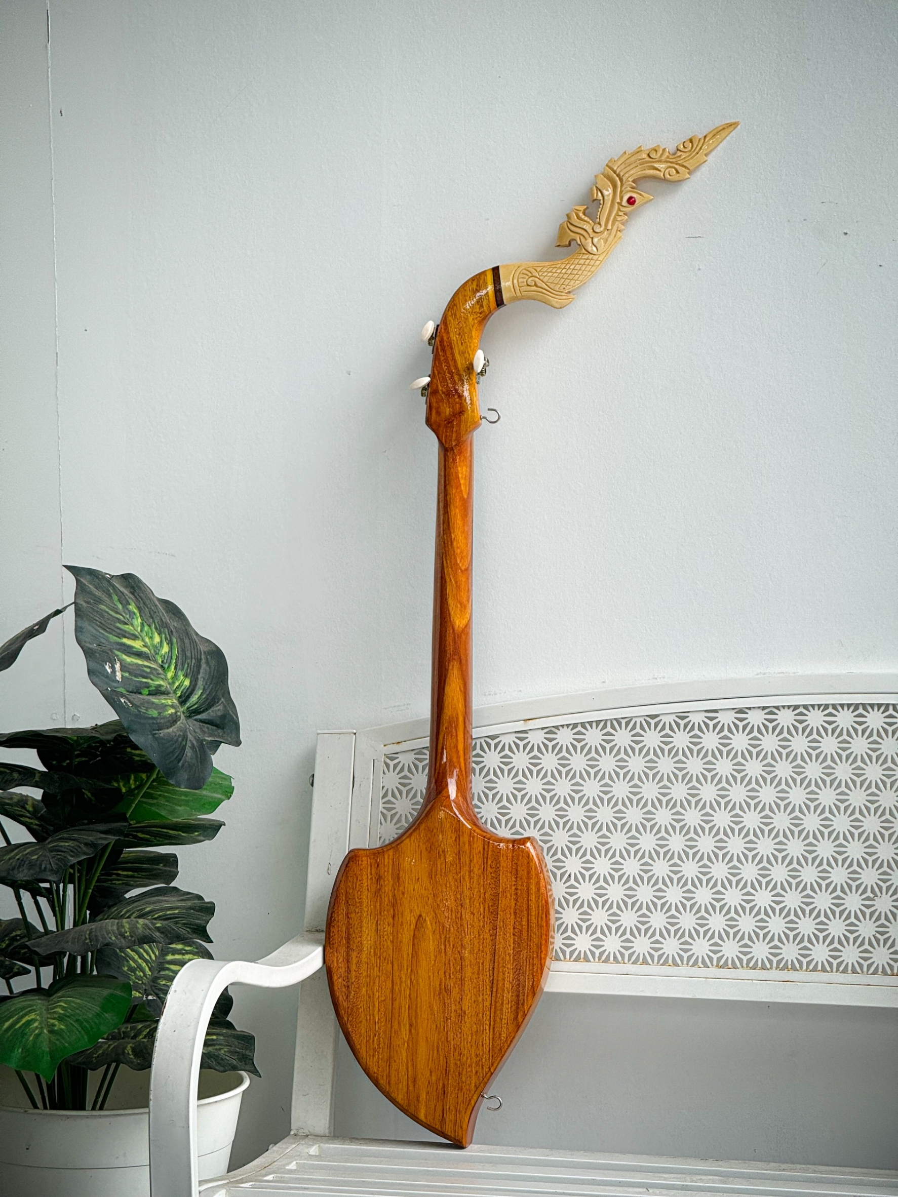 พิณโปร่งไฟฟ้า ไม้ขนุนอย่างดี หัวพิณเป็นหัวพญานาคสามาถถอดได้ พร้อม ปิ๊ก สายสพาย สายแจค กระเป๋า