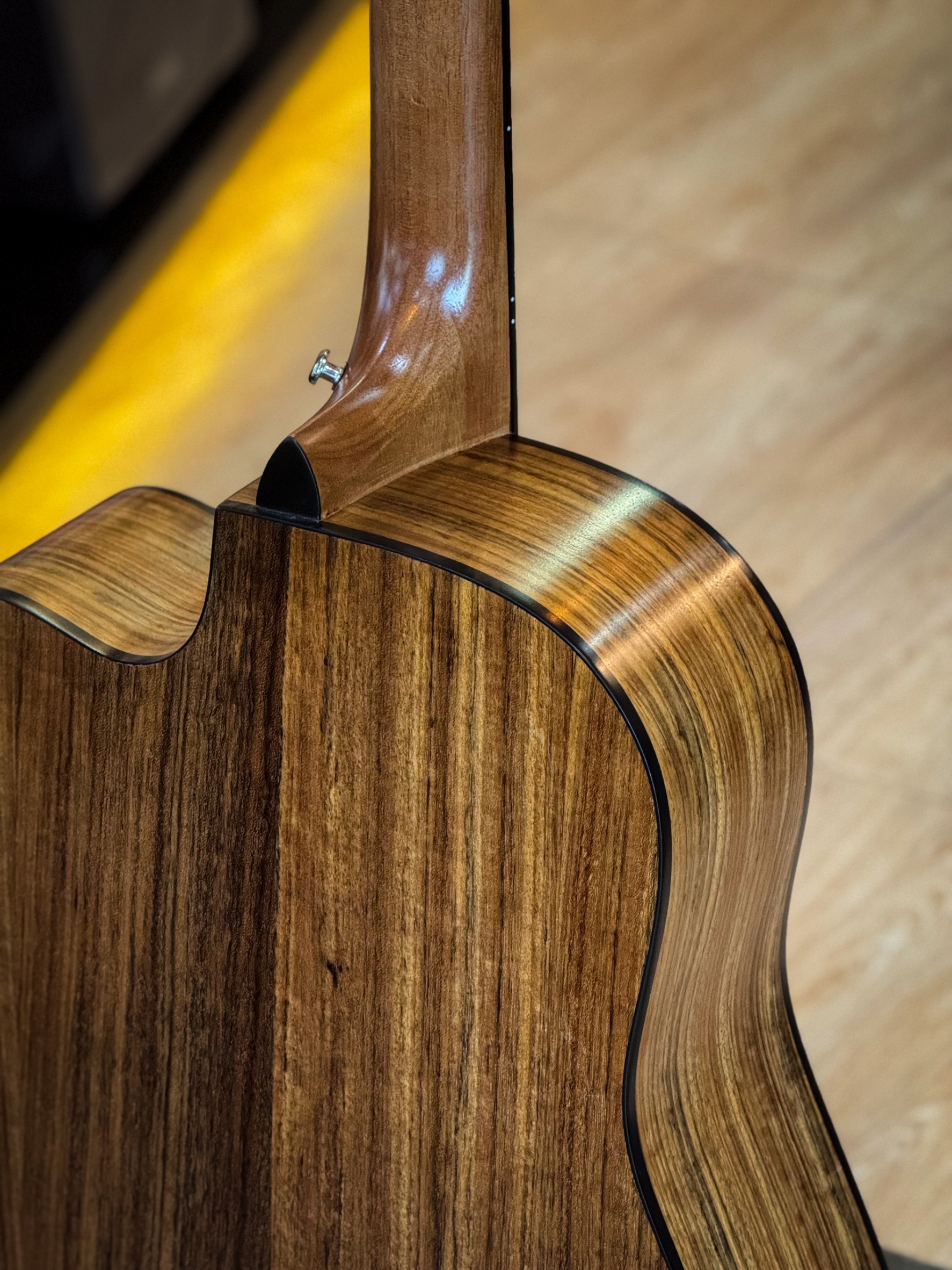 Kama กีตาร์โปร่ง รุ่น K-4117C ขนาด 41 นิ้ว เสียงกังวาน ไม้วอลนัท พร้อม กระเป๋าNami ปิ๊ก4อัน ประแจ คาโป้