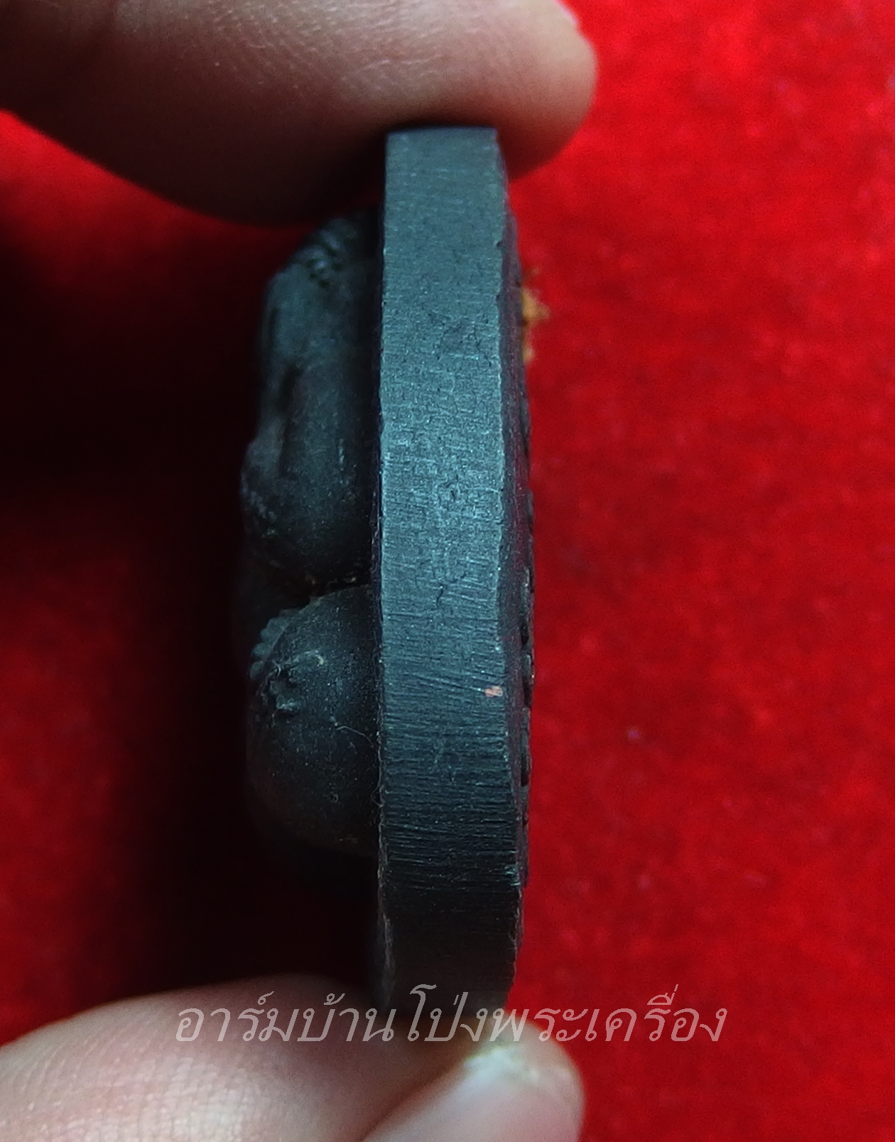 พระปิดตา วัดโต่งเต้น จ.นครราชสีมา รุ่น๑ เนื้อผงสีดำ ฝังจีวรและตะกรุด 2 ดอก(องค์ที่1)