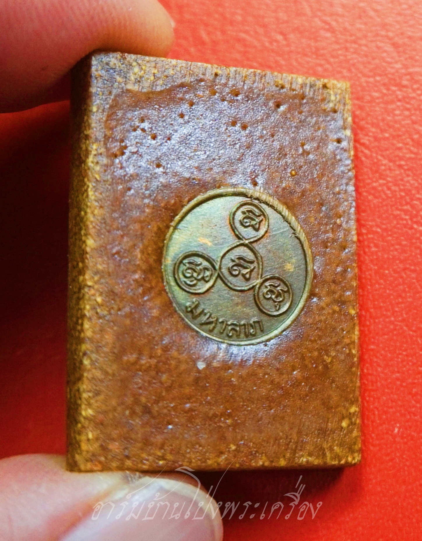 หลวงพ่อโต วัดพนัญเชิง จ.อยุธยา รุ่นมหาลาภ ปี๒๕๓๘ เนื้อกระเบื้องหลังคาโบสถ์(องค์ที่1)