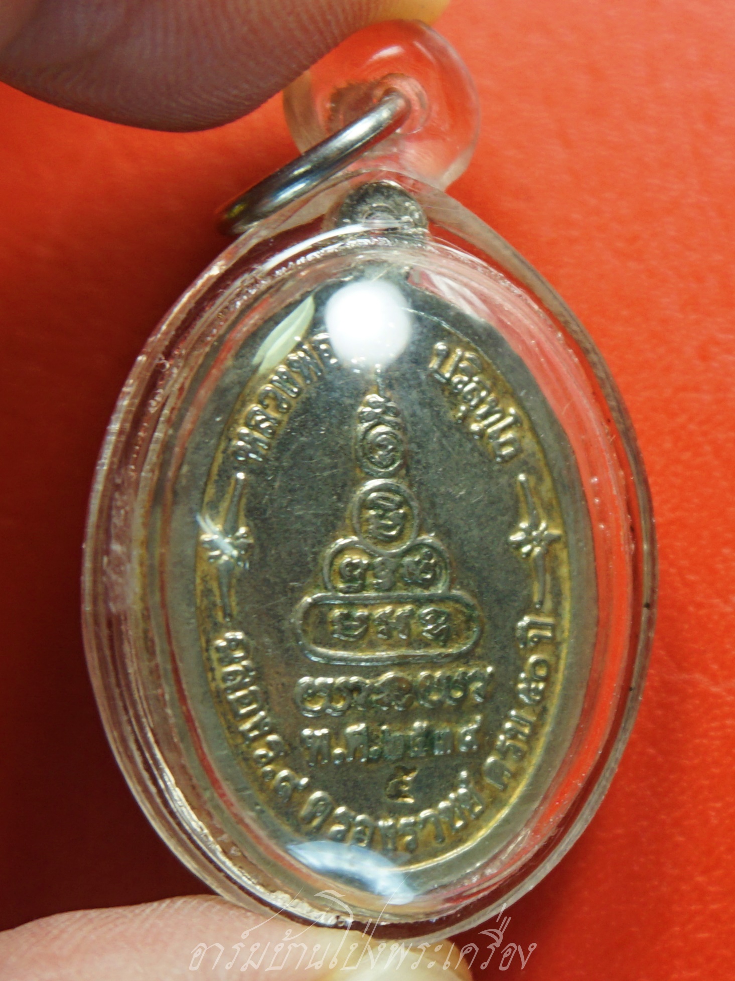 หลวงพ่อคูณ วัดบ้านไร่ รุ่นเพื่อชีวิต ปี๒๕๓๙ เนื้อกะไหล่ทองลงยาสีเขียว จัดสร้างโดยวงคาราบาว ด้านหลังตอกโค๊ต"จ"(องค์ที่3)