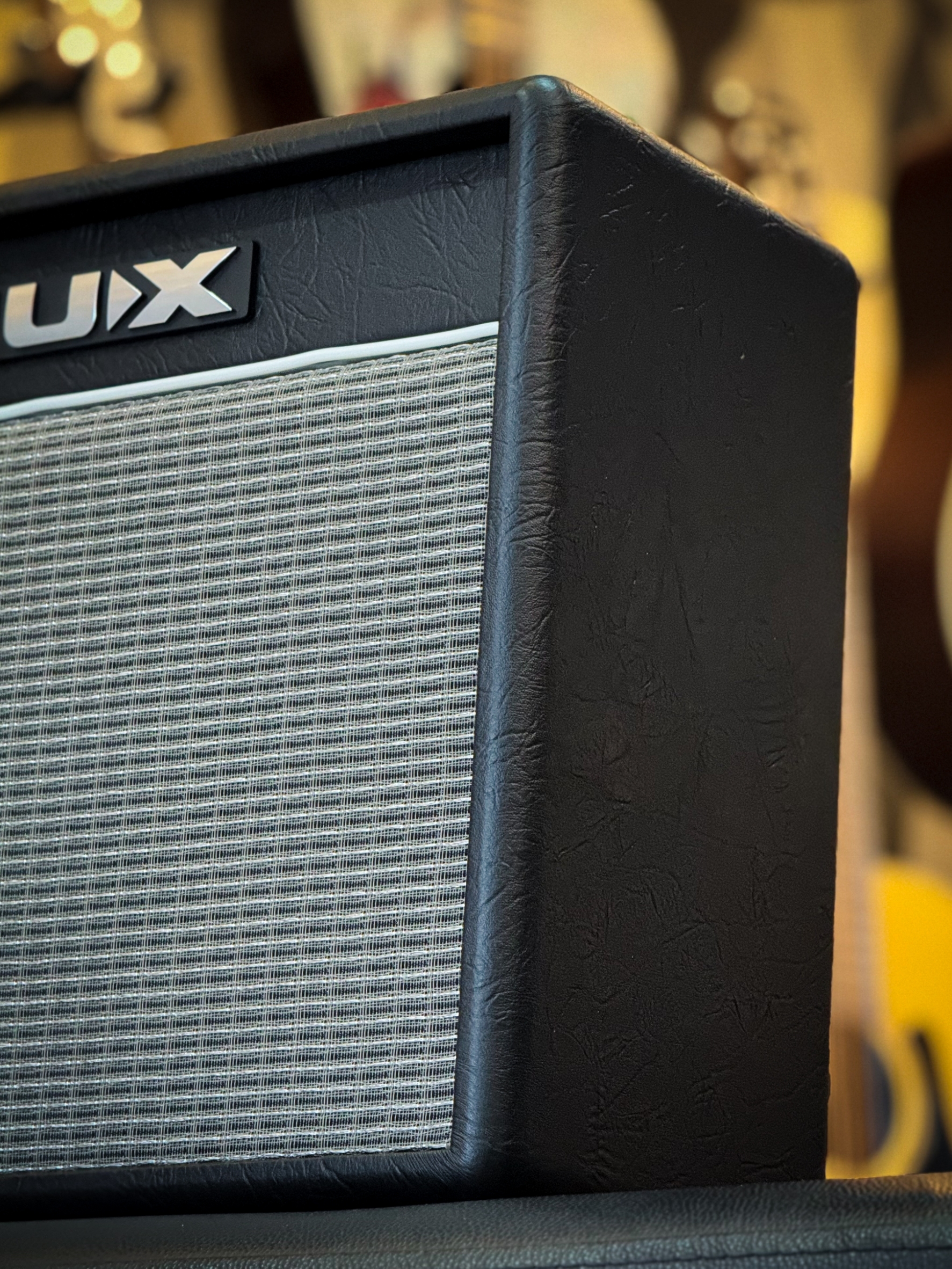 Nux รุ่น Mighty 20 BT MK II มีจูนเนอร์ในตัว / Bluetooth มาพร้อม 18 เอฟเฟ็กต์ในตัว ดอกลำโพงขนาด 10 นิ้ว ต่อหูฟัง ได้