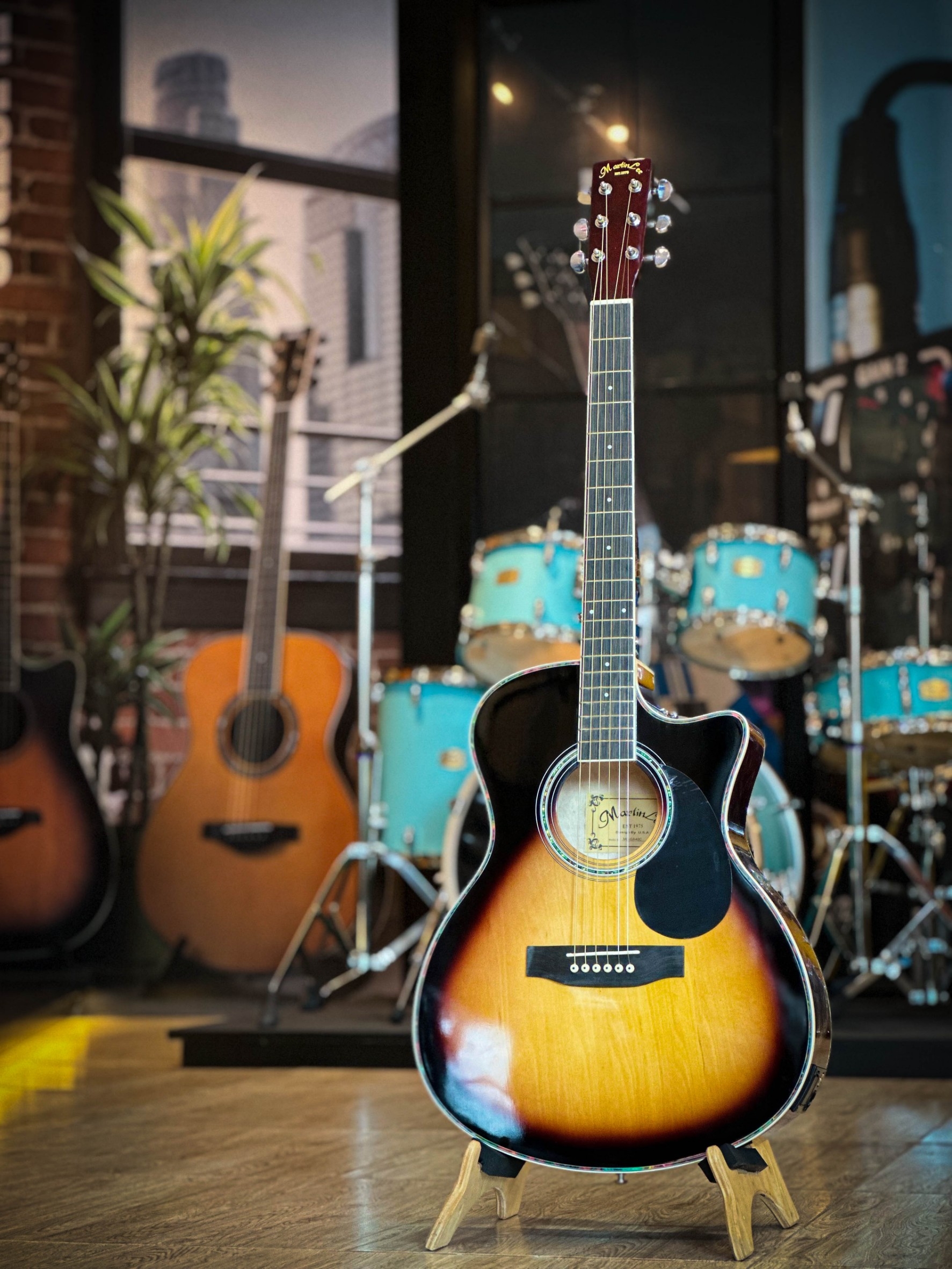 กีต้าร์โปร่งไฟฟ้า GA-40 ขนาด 40 นิ้ว EQ KLT-40 สีซันเบิร์น พร้อมของแถมครบชุด เครื่องตั้งสาย สายสะพาย และใบคอร์ด