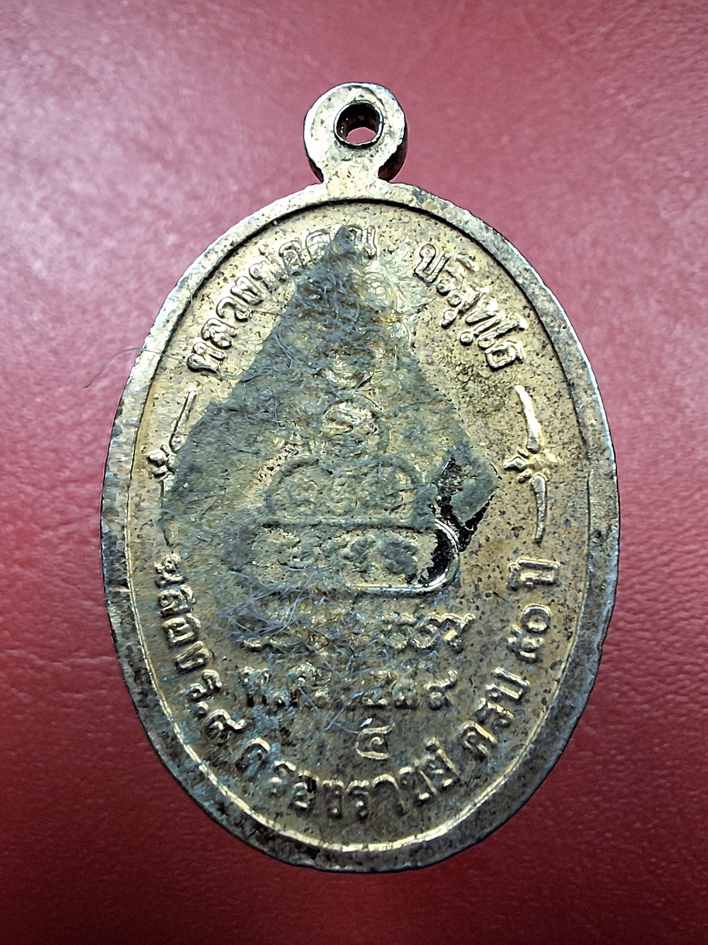 หลวงพ่อคูณ วัดบ้านไร่ รุ่นเพื่อชีวิต ปี๒๕๓๙ เนื้อกะไหล่ทองลงยาสีเขียว จัดสร้างโดยวงคาราบาว ด้านหลังตอกโค๊ต"จ"(องค์ที่7)