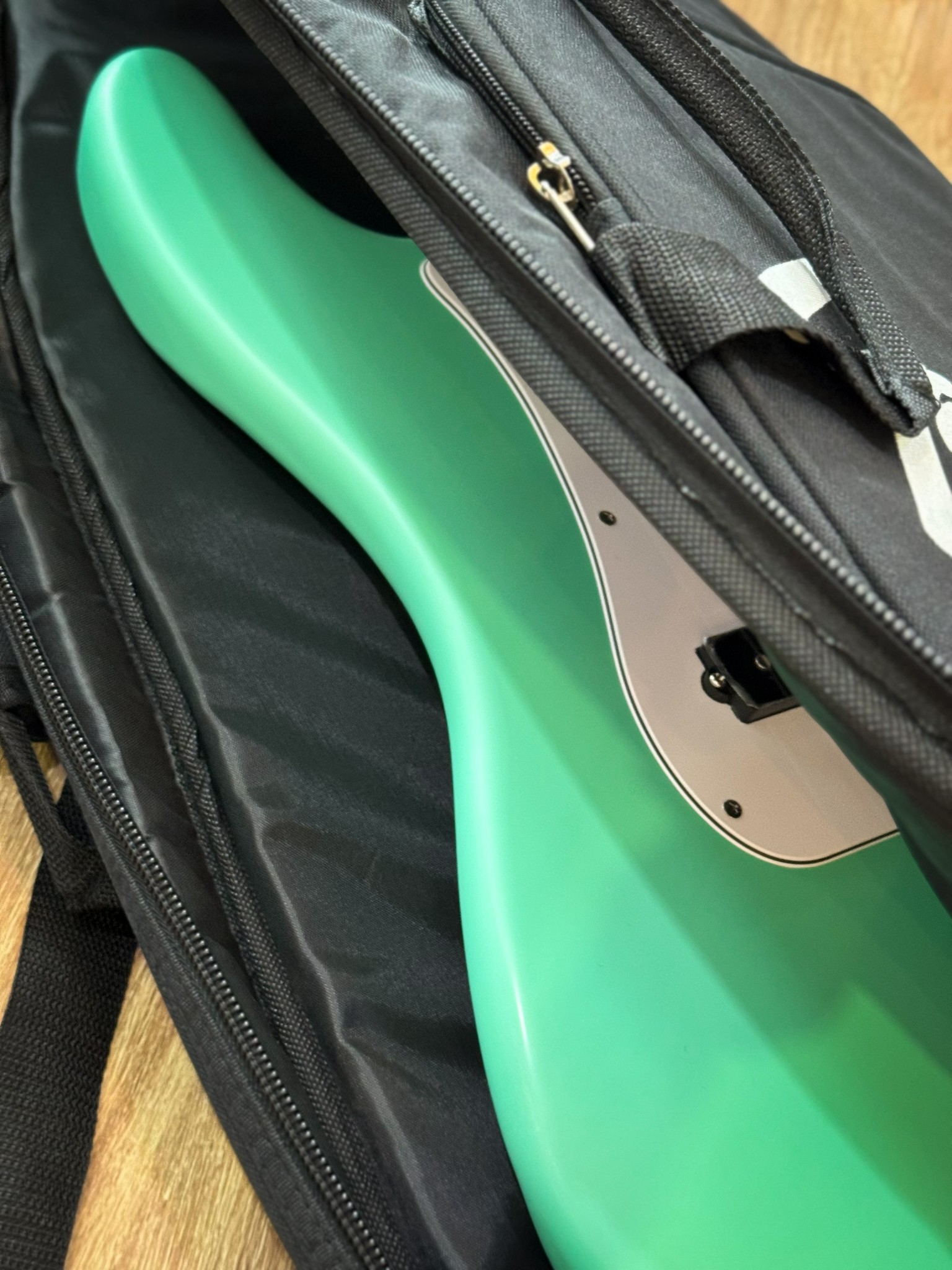 Fender กระเป๋าเบส บุฟองน้ำ 12 มิล (สายรัดคอ) สีดำ ซอฟเคสเบส บุฟองน้ำหนา 12 มิล มีช่องกระเป๋าด้านหน้า ถึงสองใบ พร้อมสายสะพายหลัง