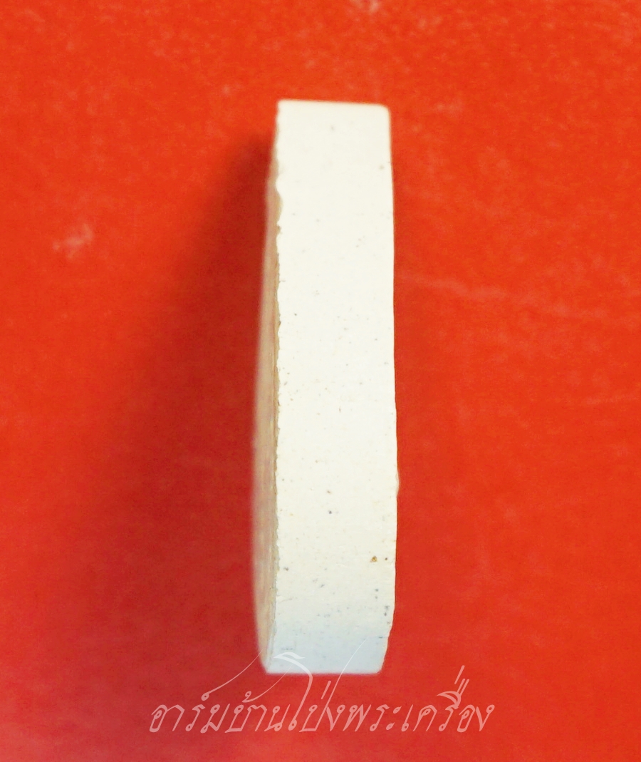 หลวงปู่แผ้ว วัดกำแพงแสน พระผงหยดน้ำ ยุคต้น ออกปี๒๕๔๑ รูปเหมือนนั่งพับเพียบ เนื้อผงสีขาว(องคที่1)