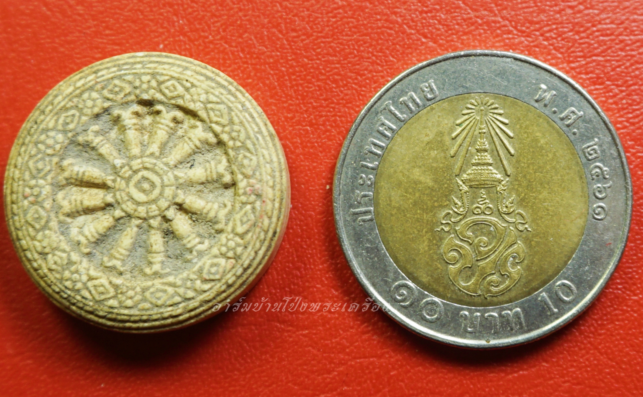 พระผงธรรมจักร พิมพ์จันทร์ลอย หลังยันต์ ไม่ทราบที่(องค์ที่1)