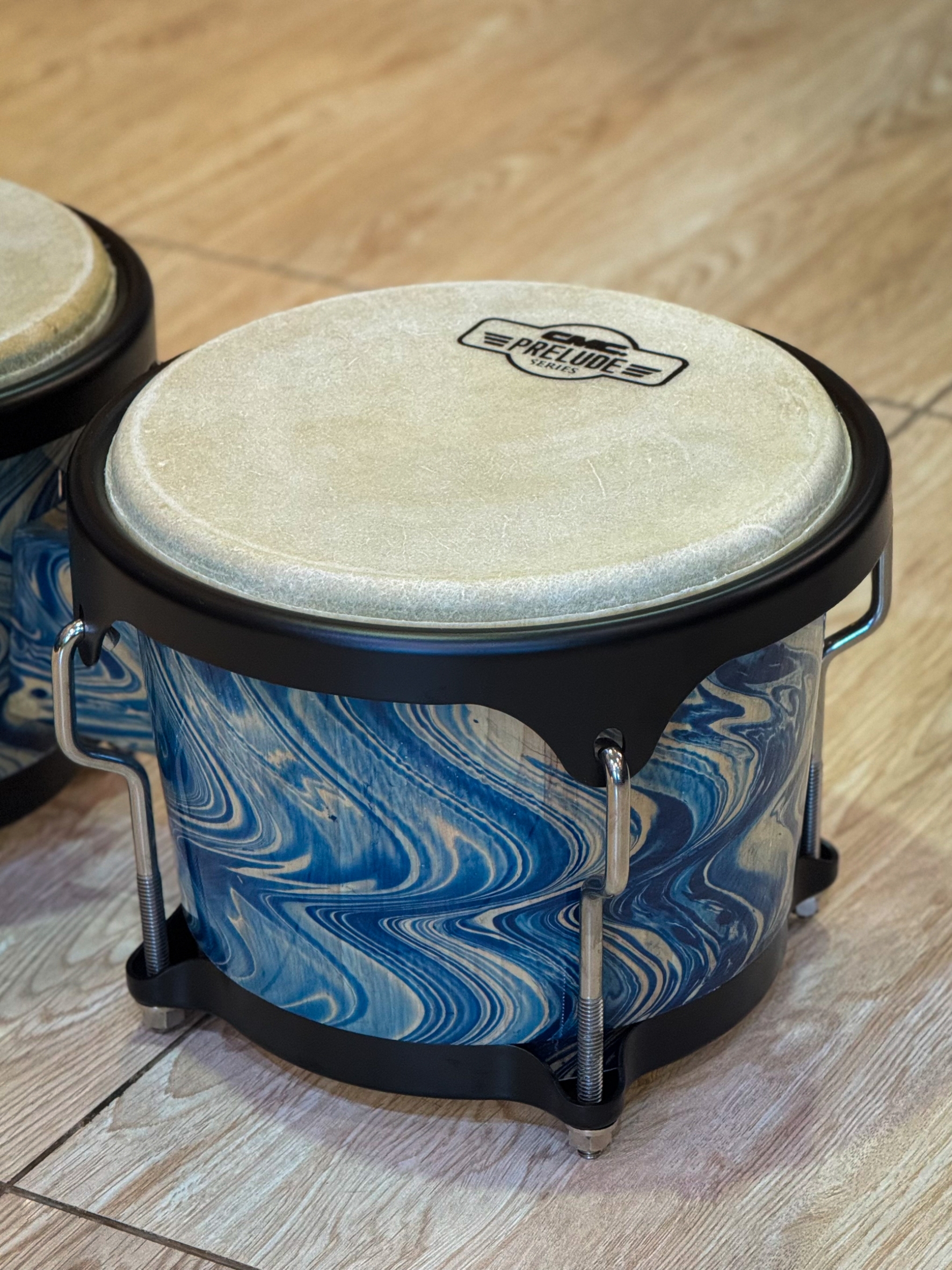 กลองบองโก้ CMC รุ่น CM404 ลายคลื่น 037 อะไหล่ดำ พร้อมขาตั้ง