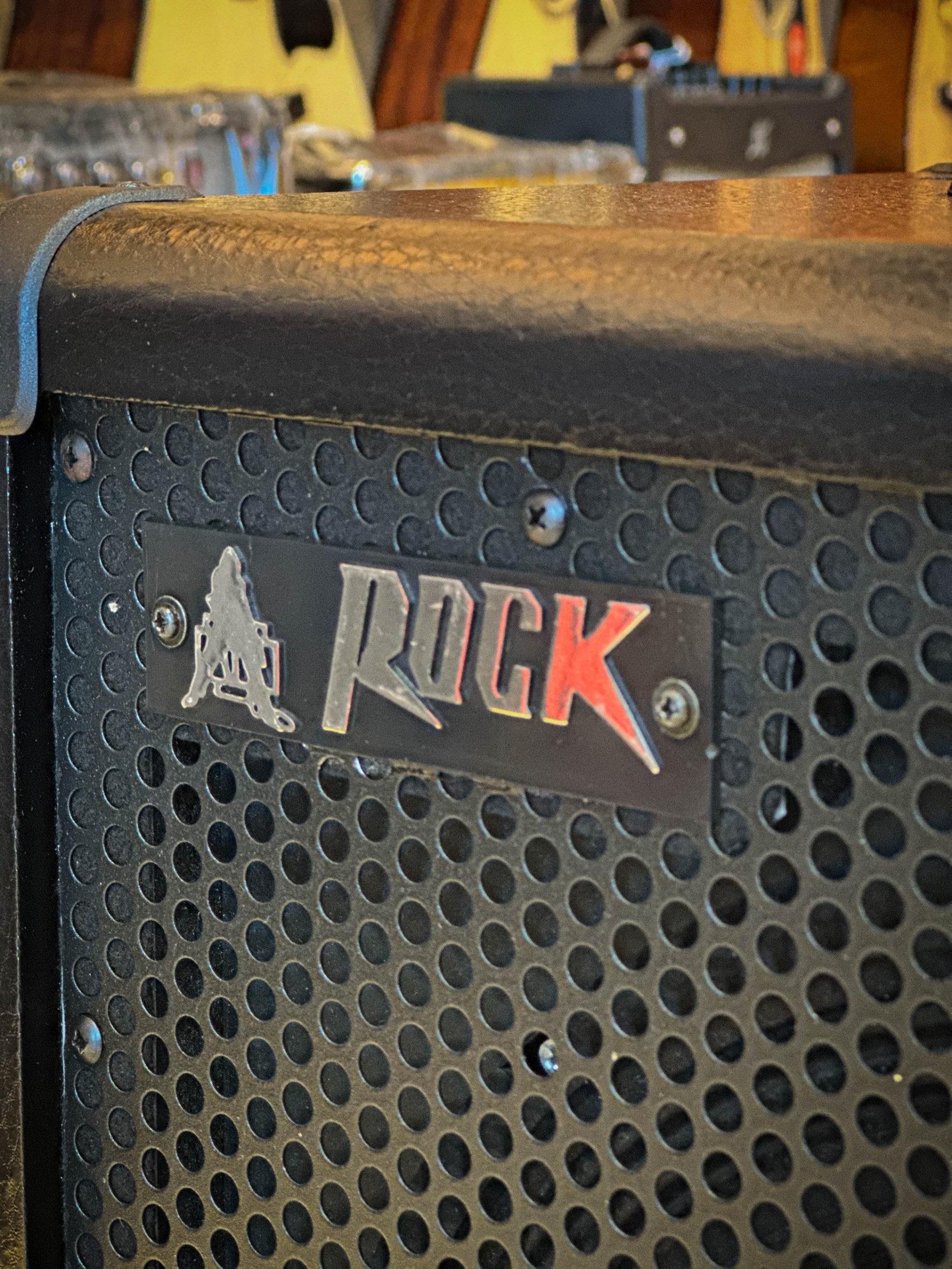 แอมป์อเนกประสงค์ Rock รุ่น BA-812 Input 2 ช่อง 100 วัตต์ ใช้งานได้กับ กีต้าร์โปร่ง ไฟฟ้า เบส ตู้แอมป์ ดอกลำโพง 12 นิ้ว