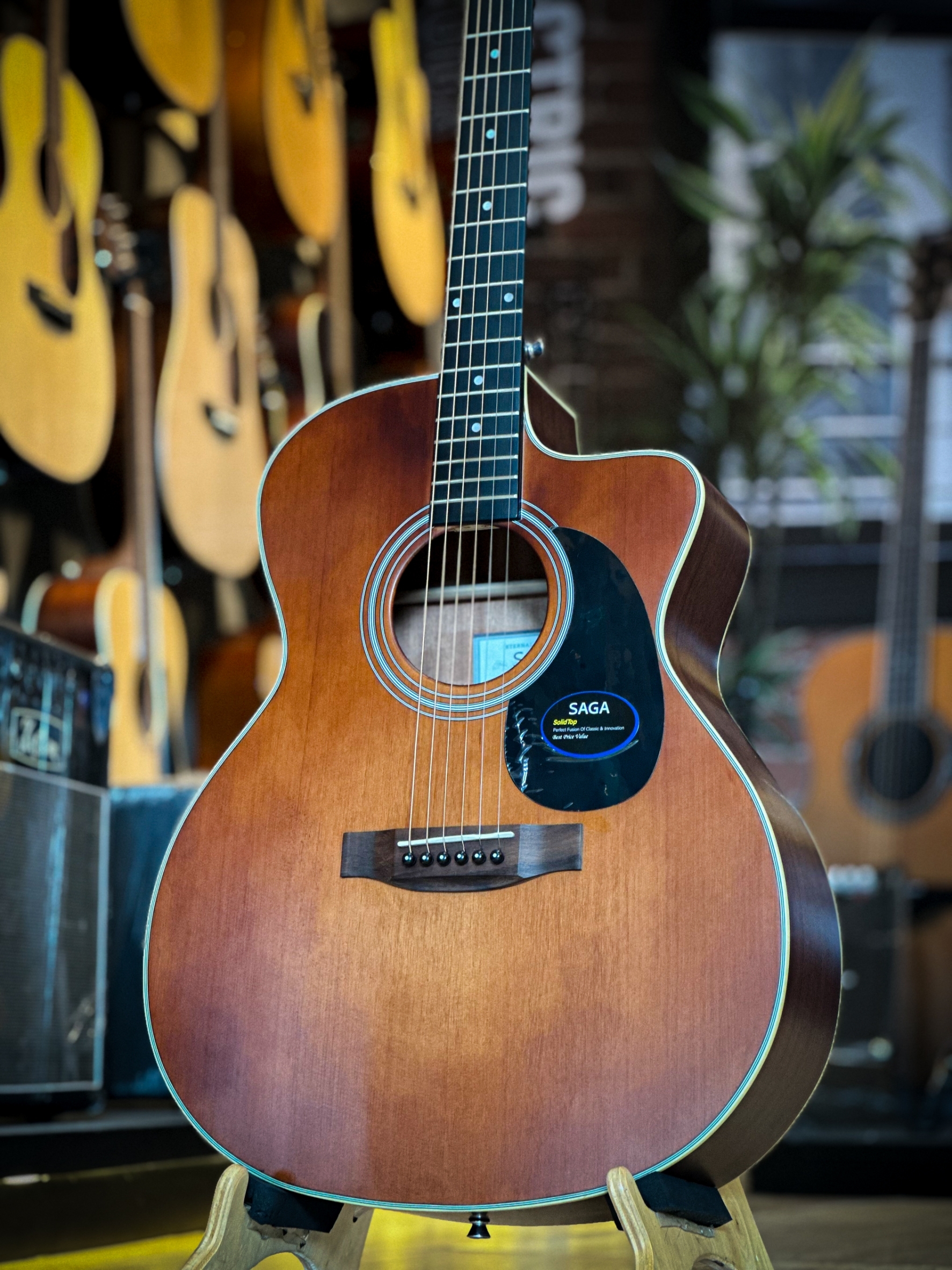 Saga กีต้าร์โปร่งไฟฟ้า SF700GC/CE กีตาร์โปร่ง หน้าไม้แท้ ฟรี ซอฟเคส คาโป้ ปิ๊ก4อัน จูนเนอร์ ประแจ