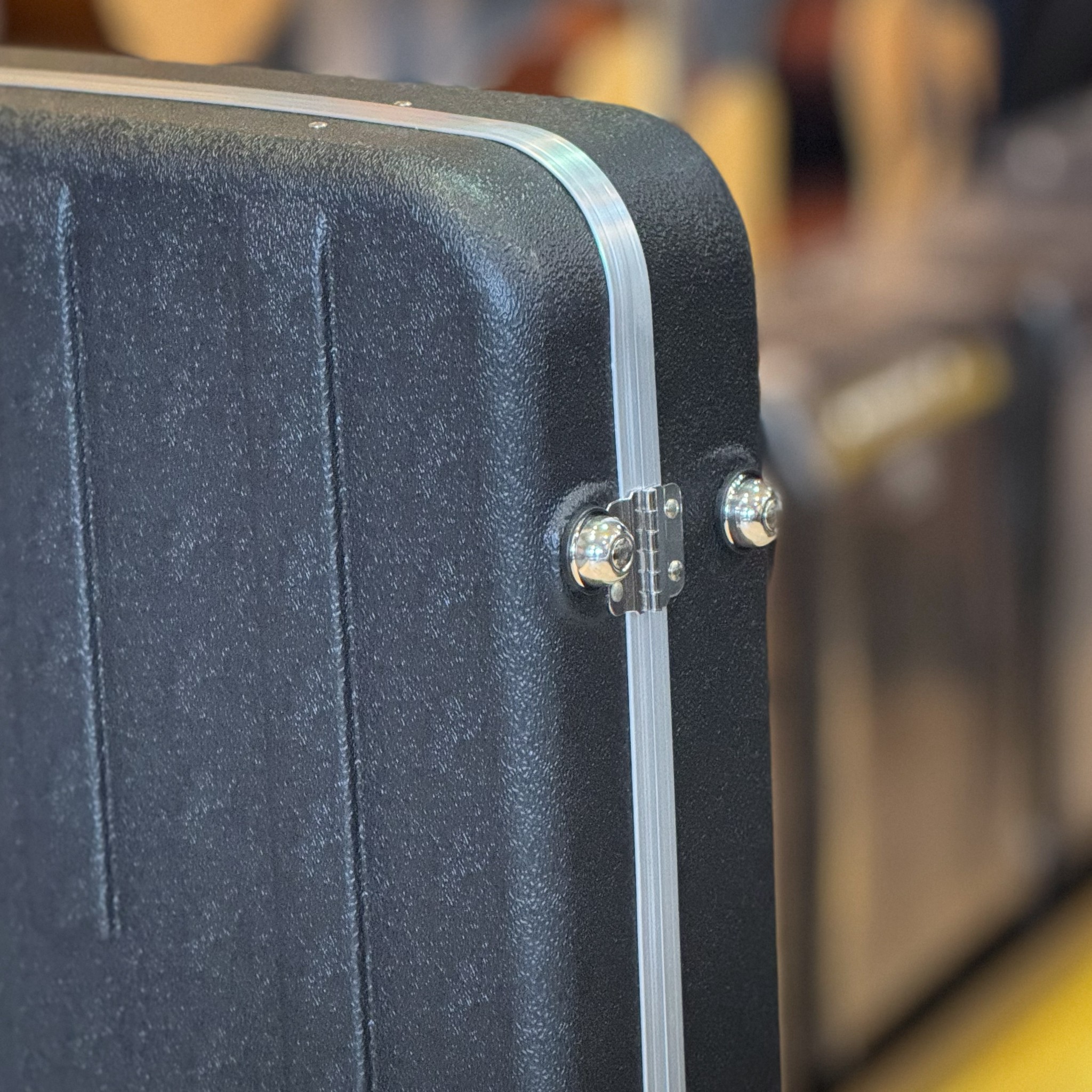 Duracase Hard case ฮาร์ดเคสกีตาร์ไฟฟ้า ลายคาร์บอน ตัวล็อคแข็งแีง ด้านในบุกำมะหยี่-พรมดำ