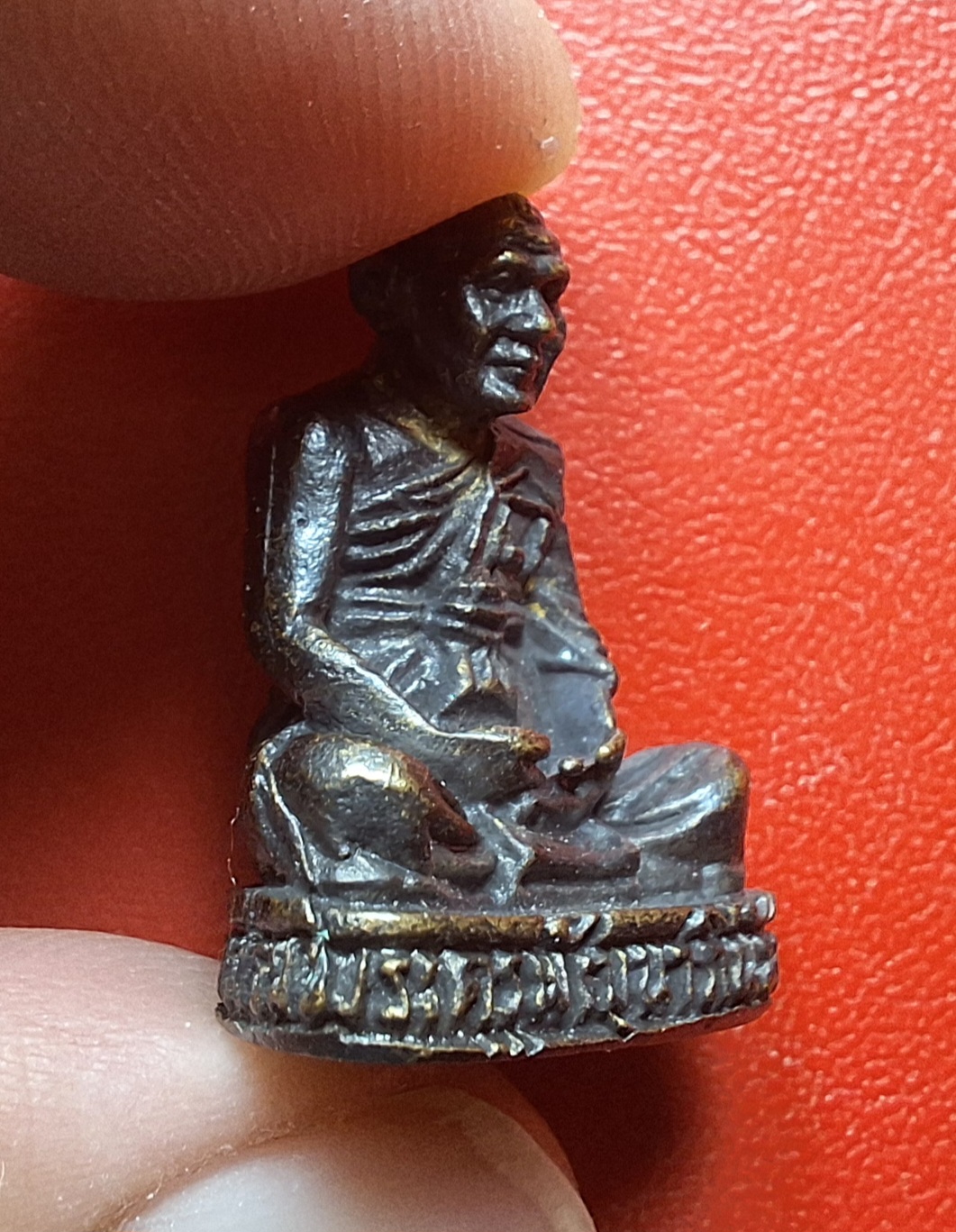 หลวงพ่อแกละ วัดลำลูกบัว รูปหล่อ รุ่น๑ ปี๒๕๓๙ เนื้อทองเหลืองรมดำ(องค์ที่1)