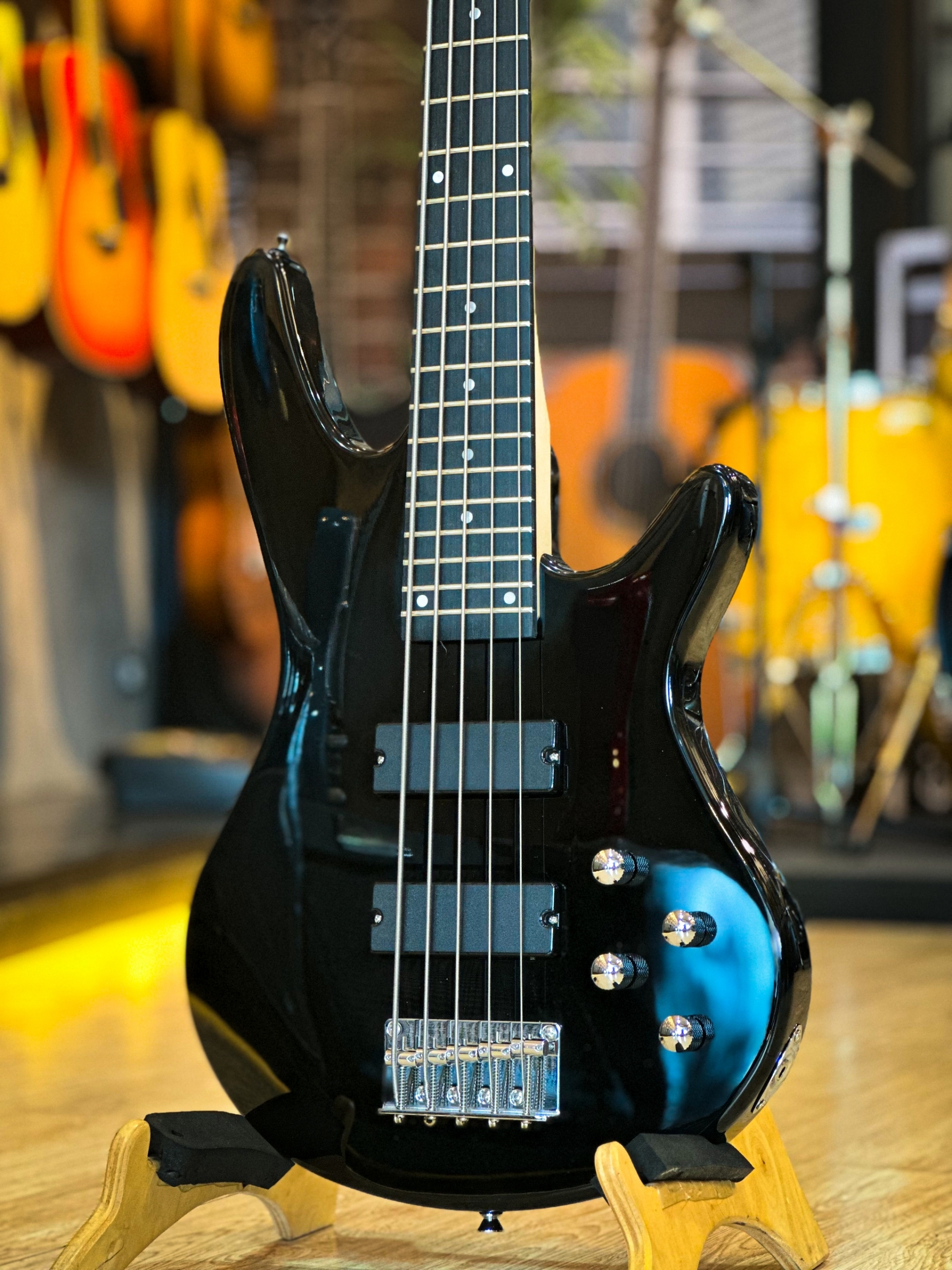 เบส Gusta GIB5-01 II เบสไฟฟ้า จำนวน 5 สาย สีแดง ประกันศูนย์ไทย พร้อมเซตกระเป๋า - ฟรี สายแจ็ค 1 เส้น