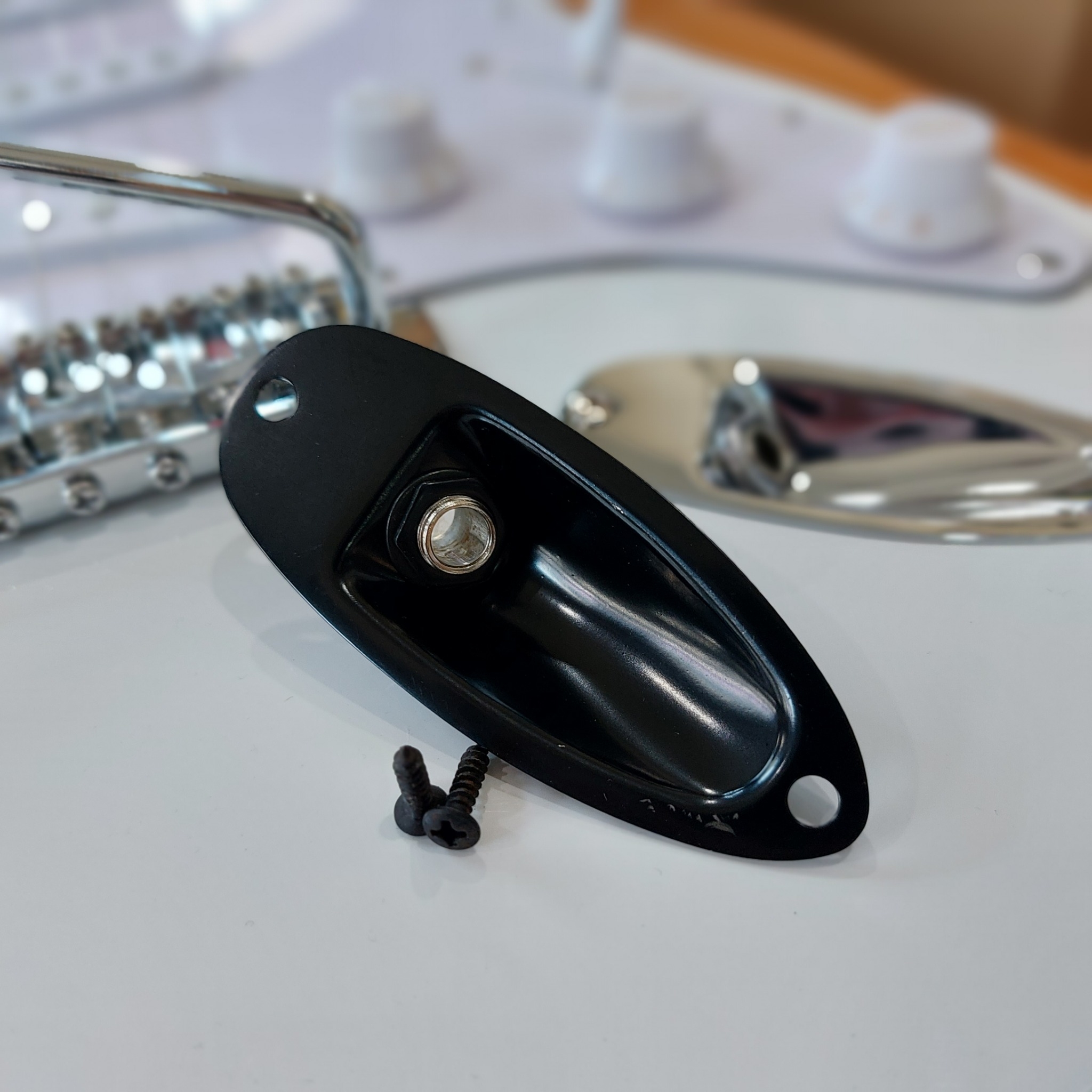 แป้นรูแจ็คกีต้าร์ไฟฟ้าพร้อมน็อต สีดำ สำหรับทรง Stratocaster กีต้าร์ไฟฟ้า