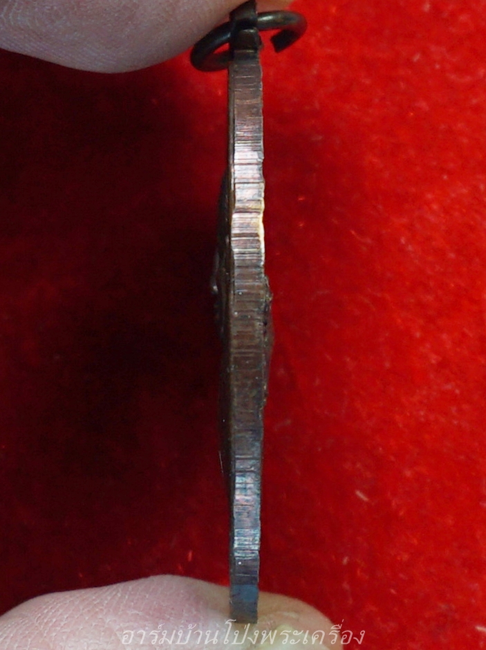 หลวงพ่อคิ้ม วัดหนองเสือ รุ่นแรก หลังสิงห์ เนื้อทองแดงรมดำ(องค์ที่11)