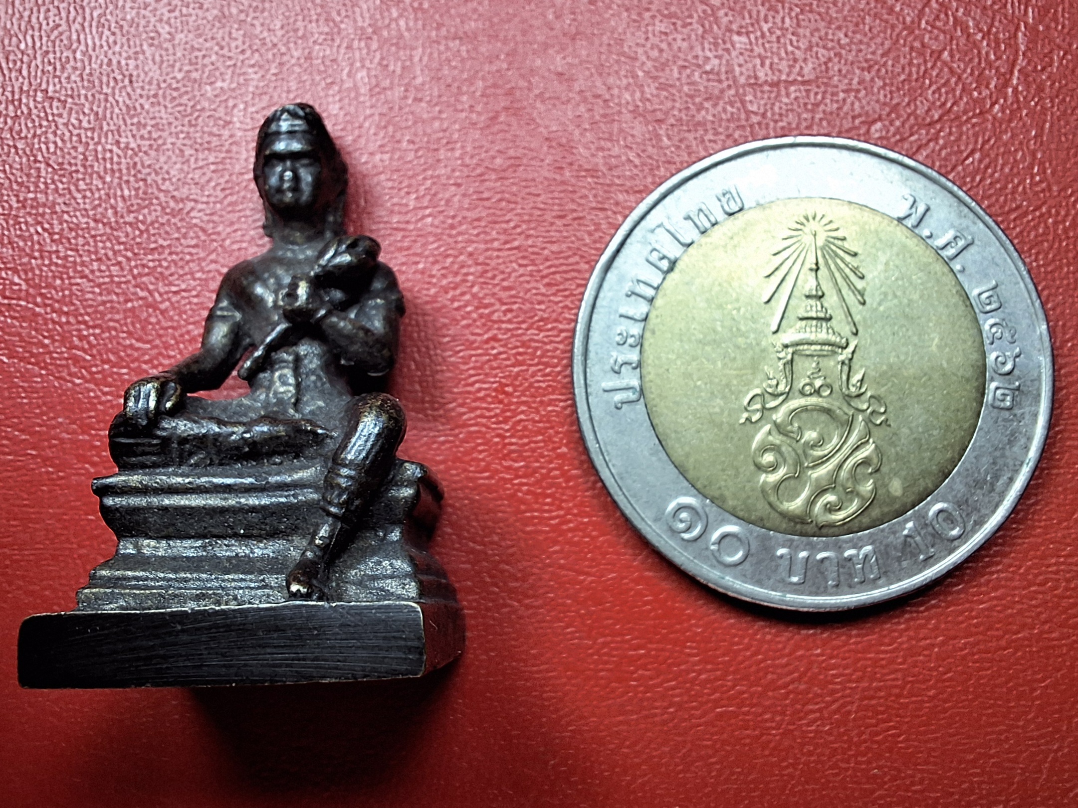 รูปหล่อพระวิษณุ เทพแห่งศิลปะการช่าง ประทับนั่ง ถือดอกบัว เนื้อทองเหลือง(องค์ที่3)