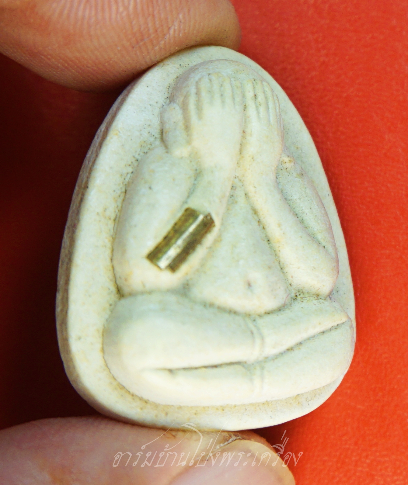 หลวงพ่อคูณ วัดบ้านไร่ ปิดตา รุ่นปลดหนี้ ปี๒๕๓๙ ตะกรุดแขนขวา เนื้อผงสีขาว(องค์ที่1)