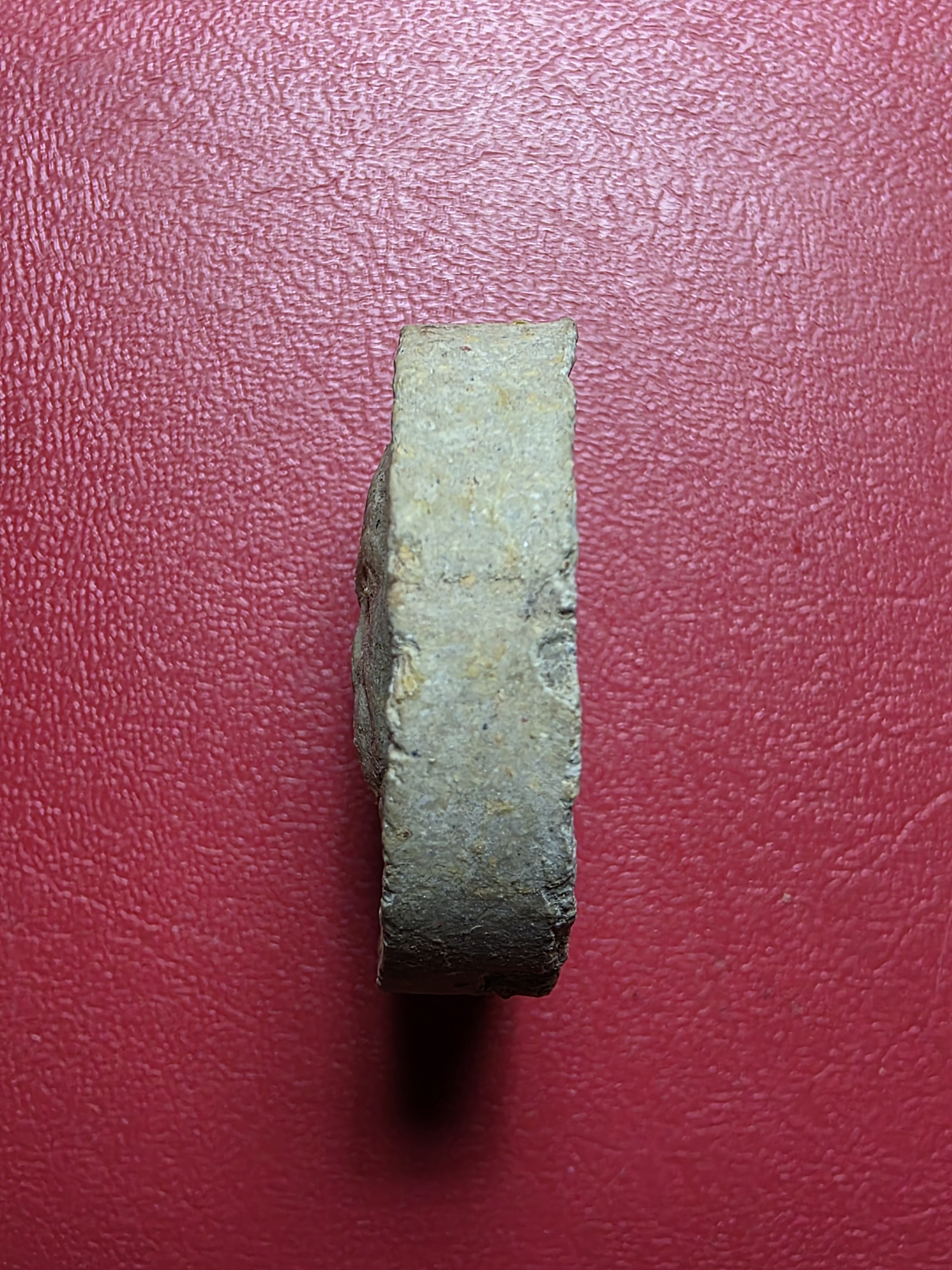 พระผงจันทร์ลอย หลังยันต์ หลวงปู่แผ้ว ปวโร วัดรางหมัน จ.นครปฐม(องค์ที่1)