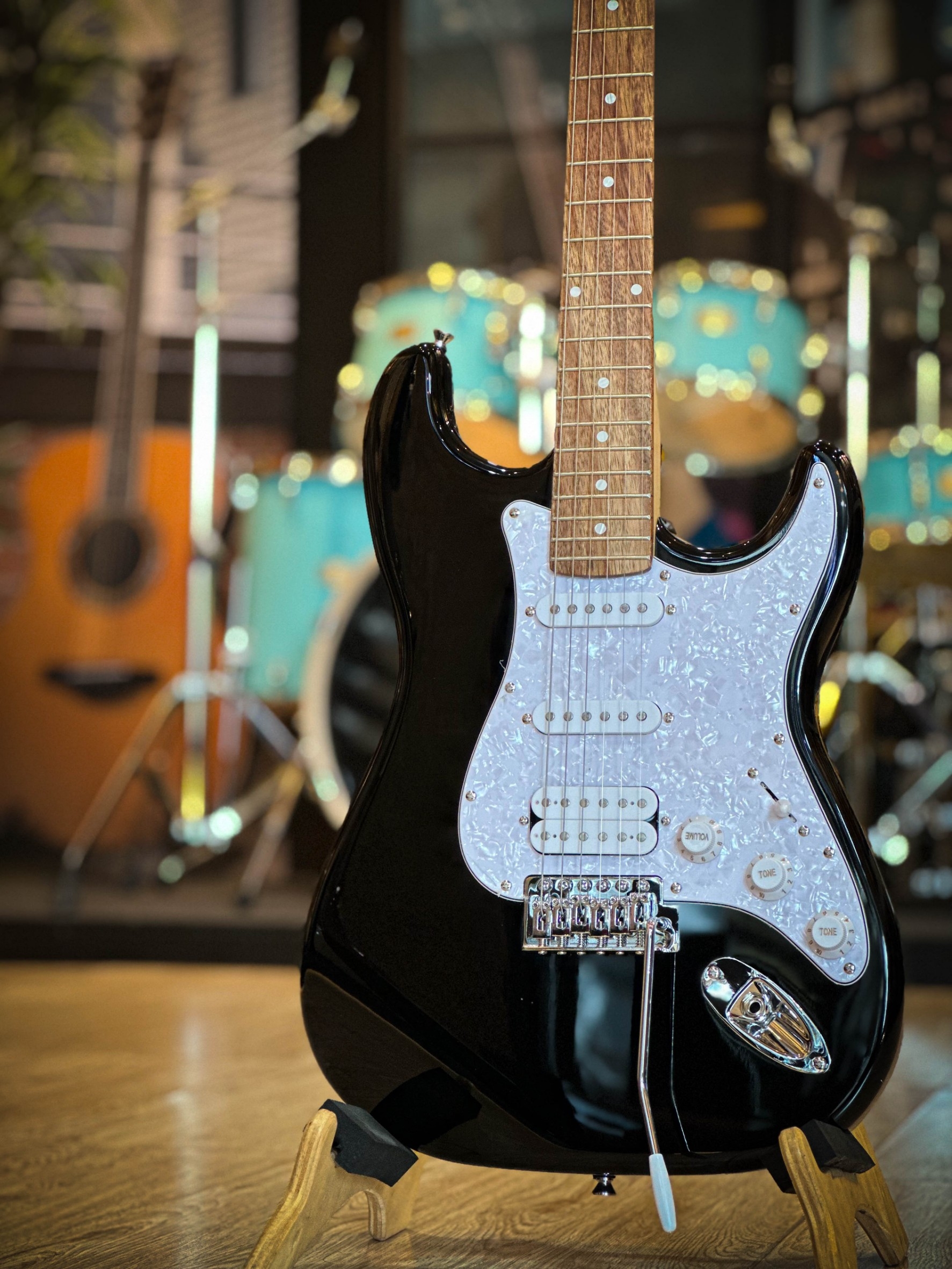 กีต้าร์ไฟฟ้า Gusta รุ่น GST-01 ปิ๊กอัพแบบ HSS สีดำ เสียงหนา เล่นได้ทุกแนว แถมฟรี ❗ กระเป๋า ปิ๊ก ประแจ สายแจ็ค ใบคอร์ด