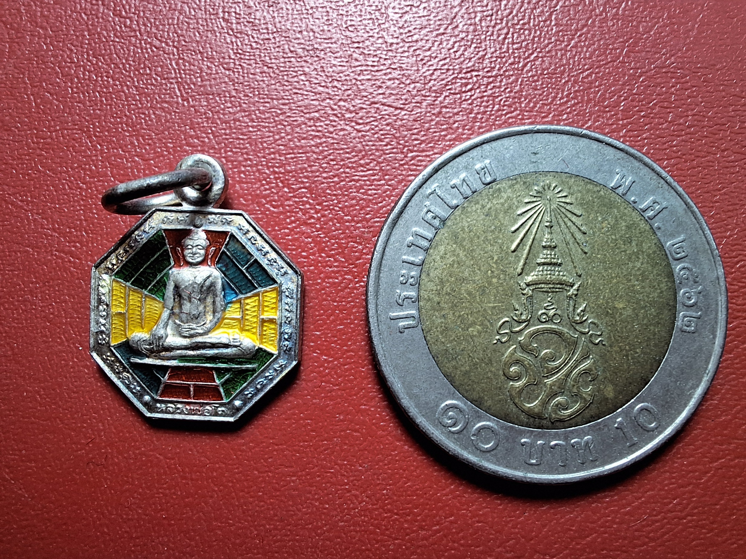 เหรียญยันต์แปดเหลี่ยม(โป๊ยข่วย) พิมพ์เล็ก หลวงพ่อโต วัดราษฎร์เจริญธรรม(วัดสุน) จ.ราชบุรี ปี๒๕๔๘ เนื้อเงินลงยา พร้อมกล่องเดิม(องค์ที่3)