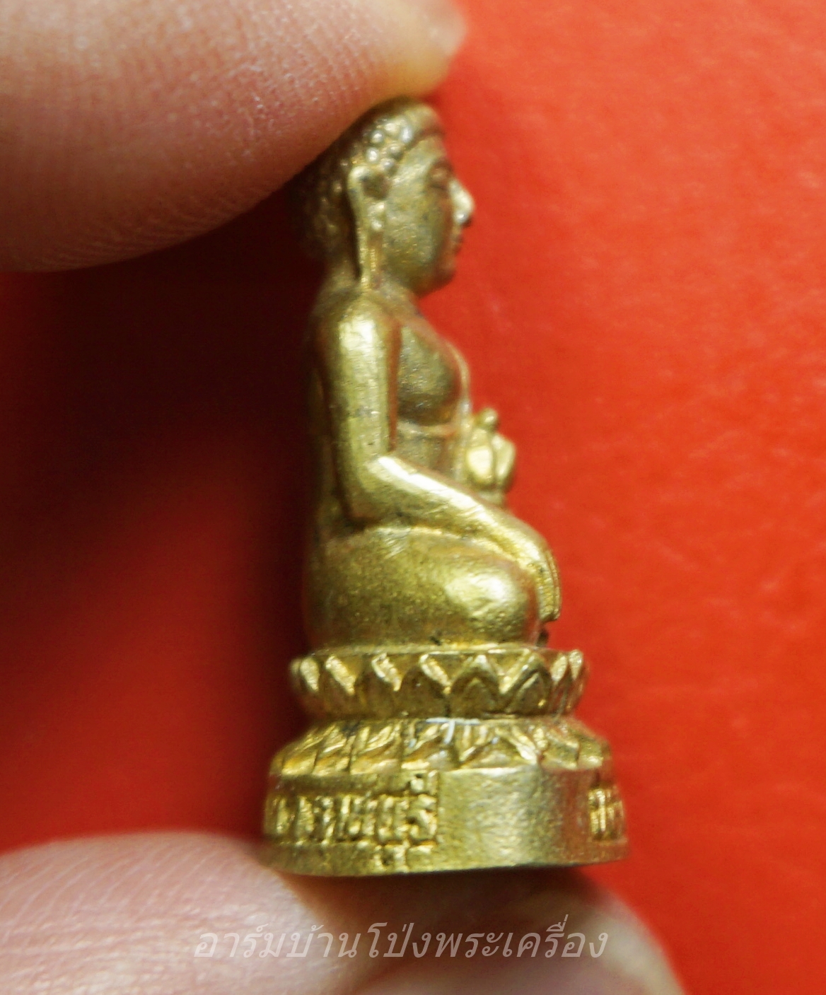 พระรูปหล่อองค์พระประธาน ปางมารวิชัย หลวงปู่ทอง วัดจอมปราสาท จ.ราชบุรี เนื้อทองระฆัง จำนวนสร้าง 4,999 องค์ ด้านหลังตอกโค๊ตเลข9 พระเกจิอาจารย์ร่วมอธิฐานจิดปลุกเสก 1.หลวงพ่อโปร่ง วัดถ้ำพรุตะเคียน จ.ชุมพร 2.หลวงพ่อทองกลึง วัดเจดีย์หอย จ.ปทุมธานี 3.หลวงพ่อประก