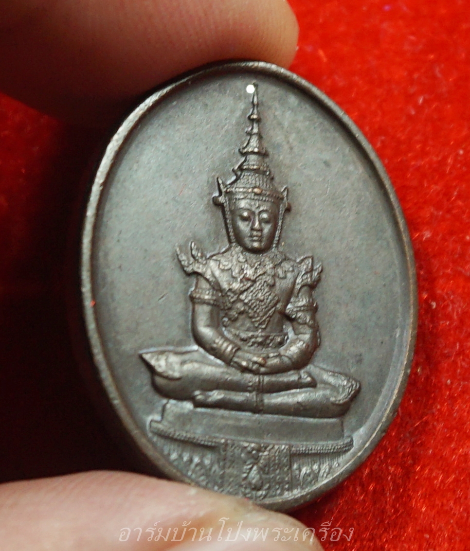 พระแก้วมรกต ปางฤดูร้อน วัดพระแก้ว ปี๒๕๒๕ หลัง ภปร พิมพ์ทรงรูปไข่(องค์ที่2)